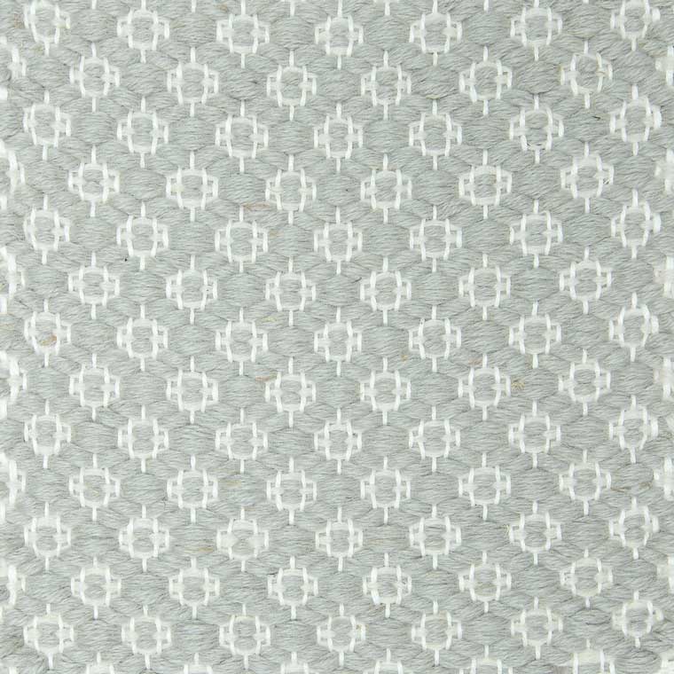<p>Rosepath pos./neg., main grey 1002,inside white 1023 on the white yarn</p>