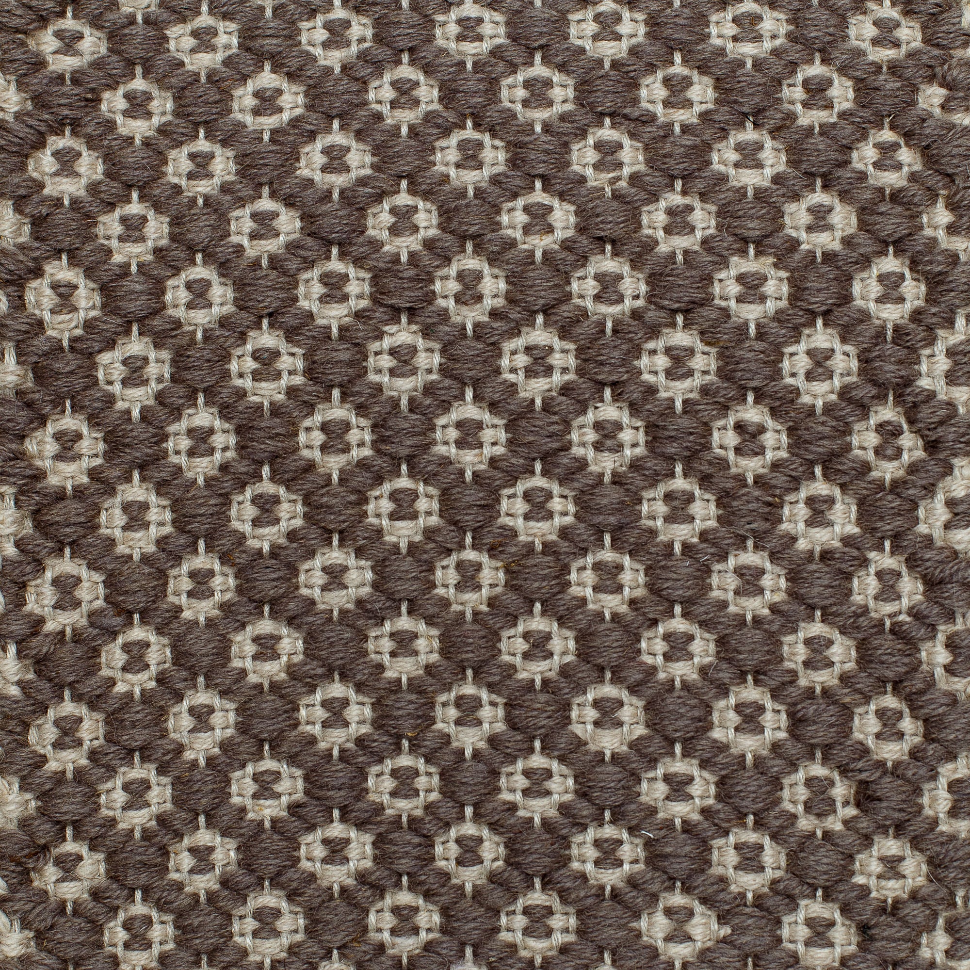 <p>Rosepath pos./neg., main grey 1021, inside grey 1008 on the natural yarn</p>