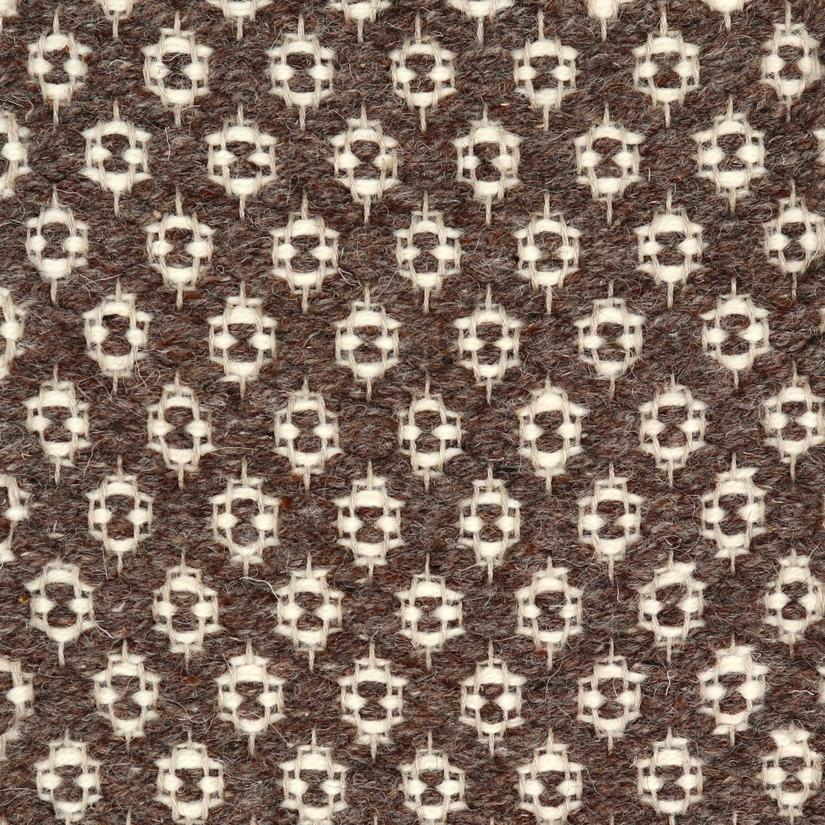 <p>Rosepath pos./neg., main brown 17, inside white CH044 on the natural yarn</p>