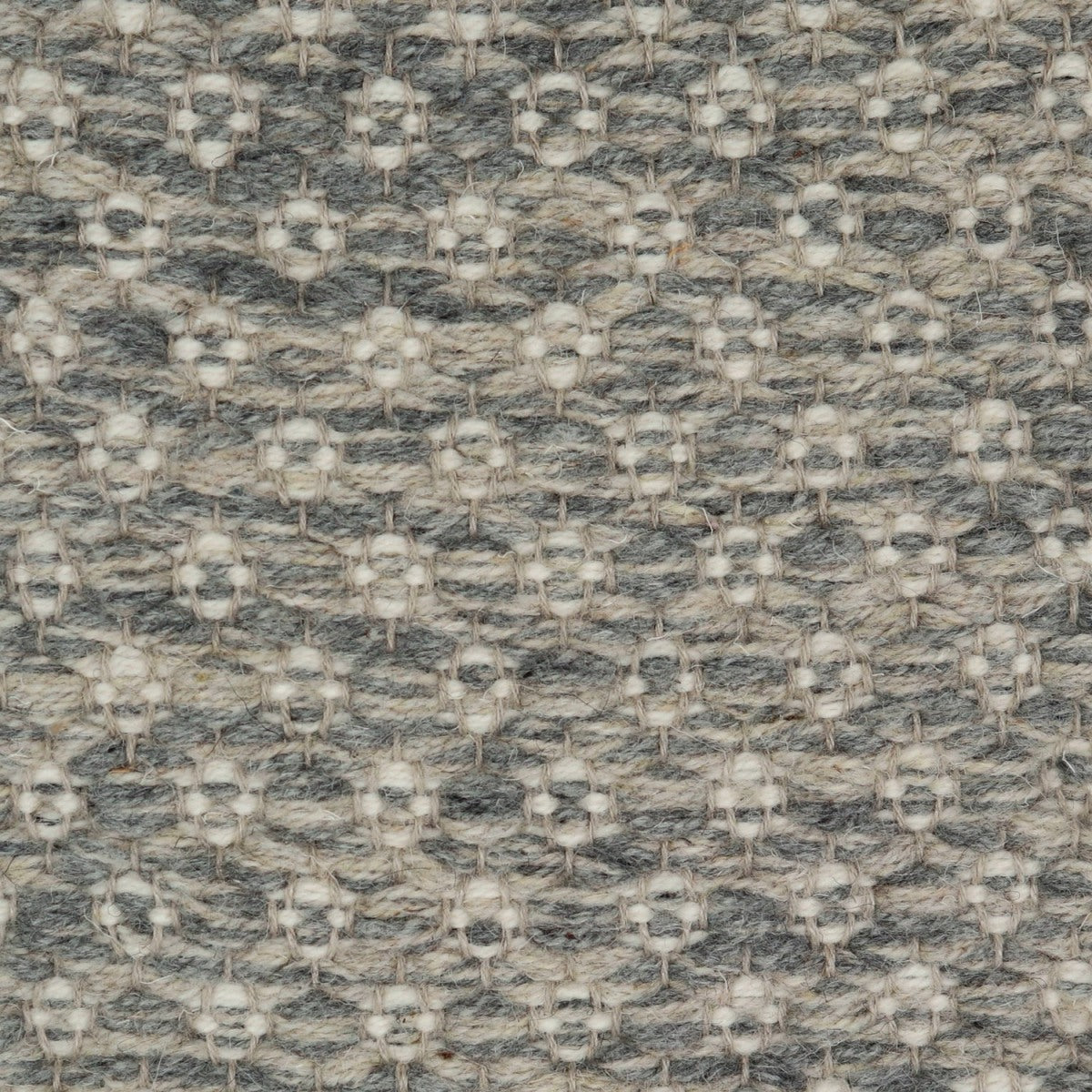<p>Rosepath pos./neg., main grey 12, 04, inside white CH044, on the natural yarn</p>