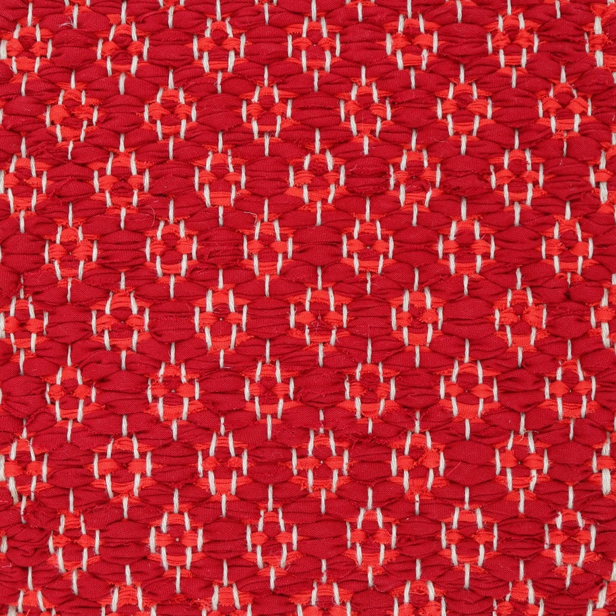 <p>Rosepath pos.-neg., main red 308, inside coral 303 on the natural yarn</p>