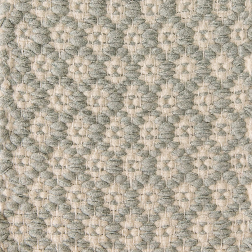 <p>Rosepath pos.neg, main light blue 0472, inside white 0430 on the white yarn</p>