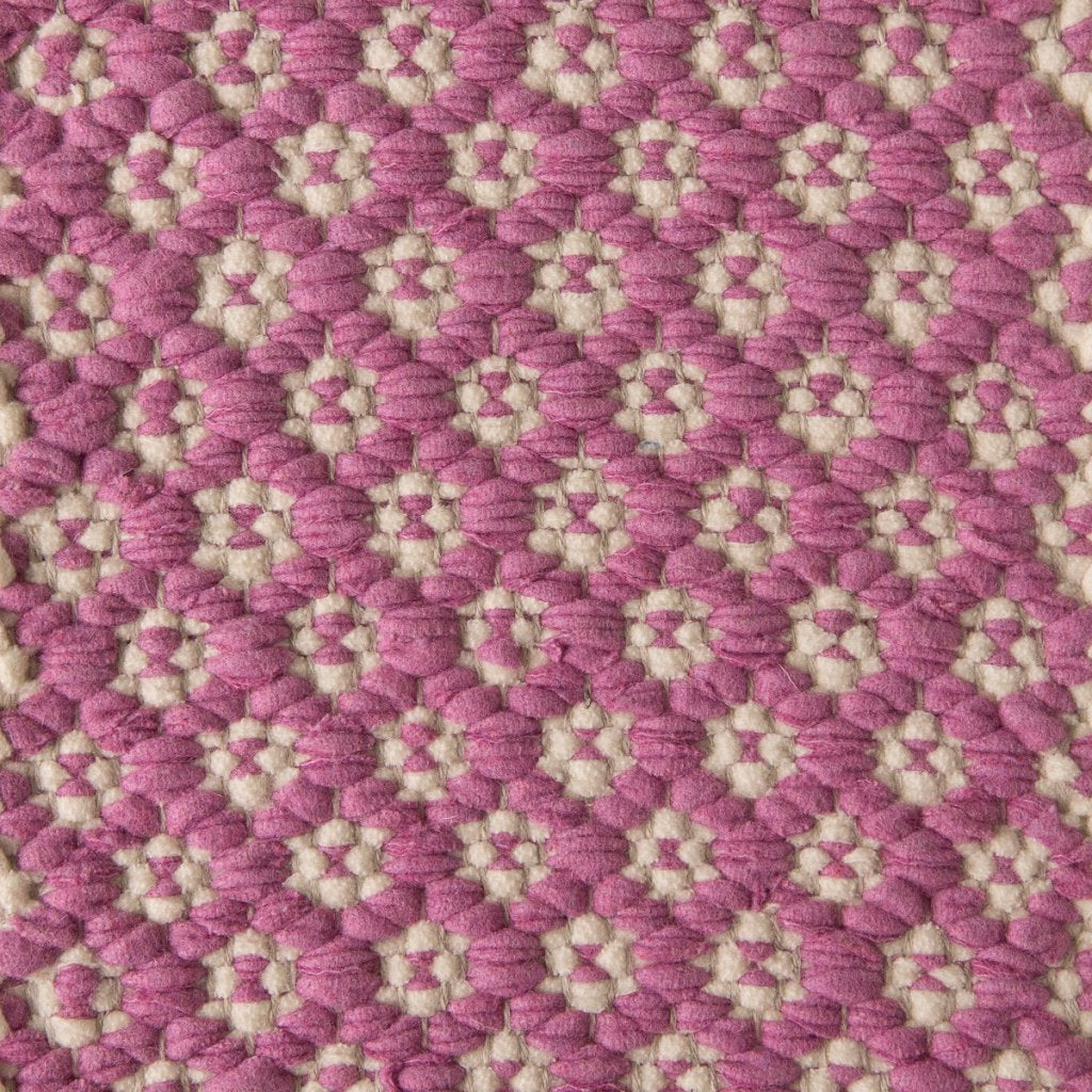 <p>Rosepath pos.neg, main pink 0448, inside white 0430 on the natural yarn</p>