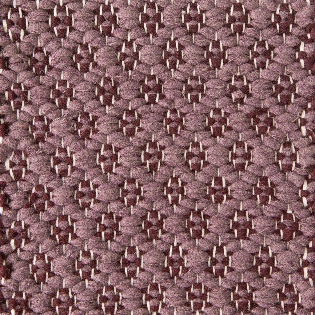 <p>Rosepath pos.neg, main purple 0496, inside bordo 0444 on the white yarn</p>
