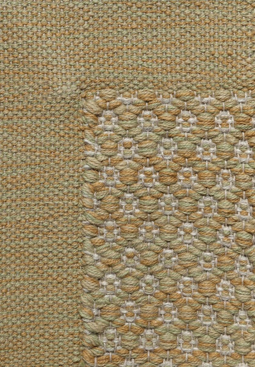 <p>Rosepath pos.neg. with Single Weave Frame, main green mix 6004, 4015, 4012, inside grey mix 1023, 1011, 12, CH4360, frame in green mix 6004, 4015, 4012 on the natural yarn</p>