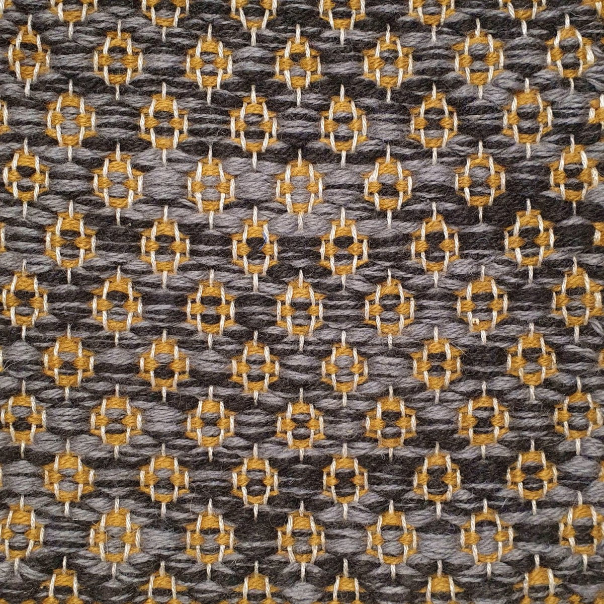 <p>Rosepath pos./neg., main grey mix CH7878, 062, inside yellow CH018 on the natural yarn</p>