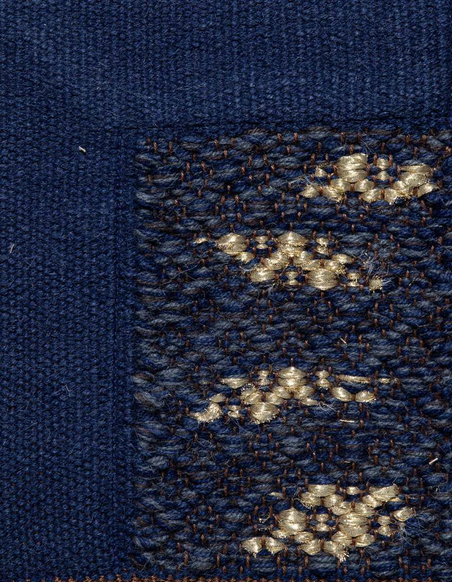 <p>Rosepath with Single Weave Frame, blue mix 504, 5027, ch014, 6020, frame in dark blue 5027, effects in bricks of Golden Brocade on the brown yarn</p>