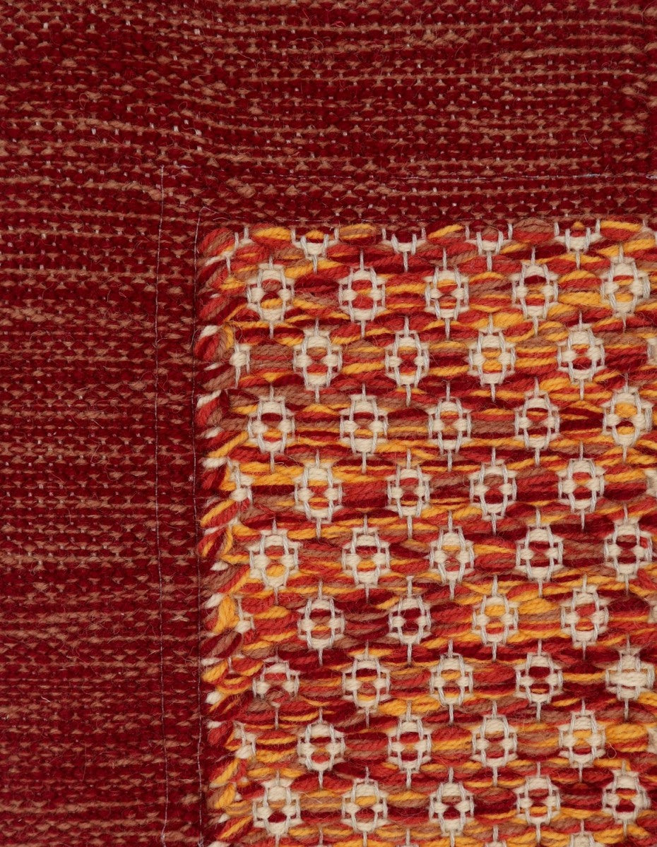 <p>Rosepath with Single Weave Frame, main red mix 8153, 3015, 2007, 6008; inside  ream 6039; frame in red mix 3015, 6008 on the natural yarn</p>