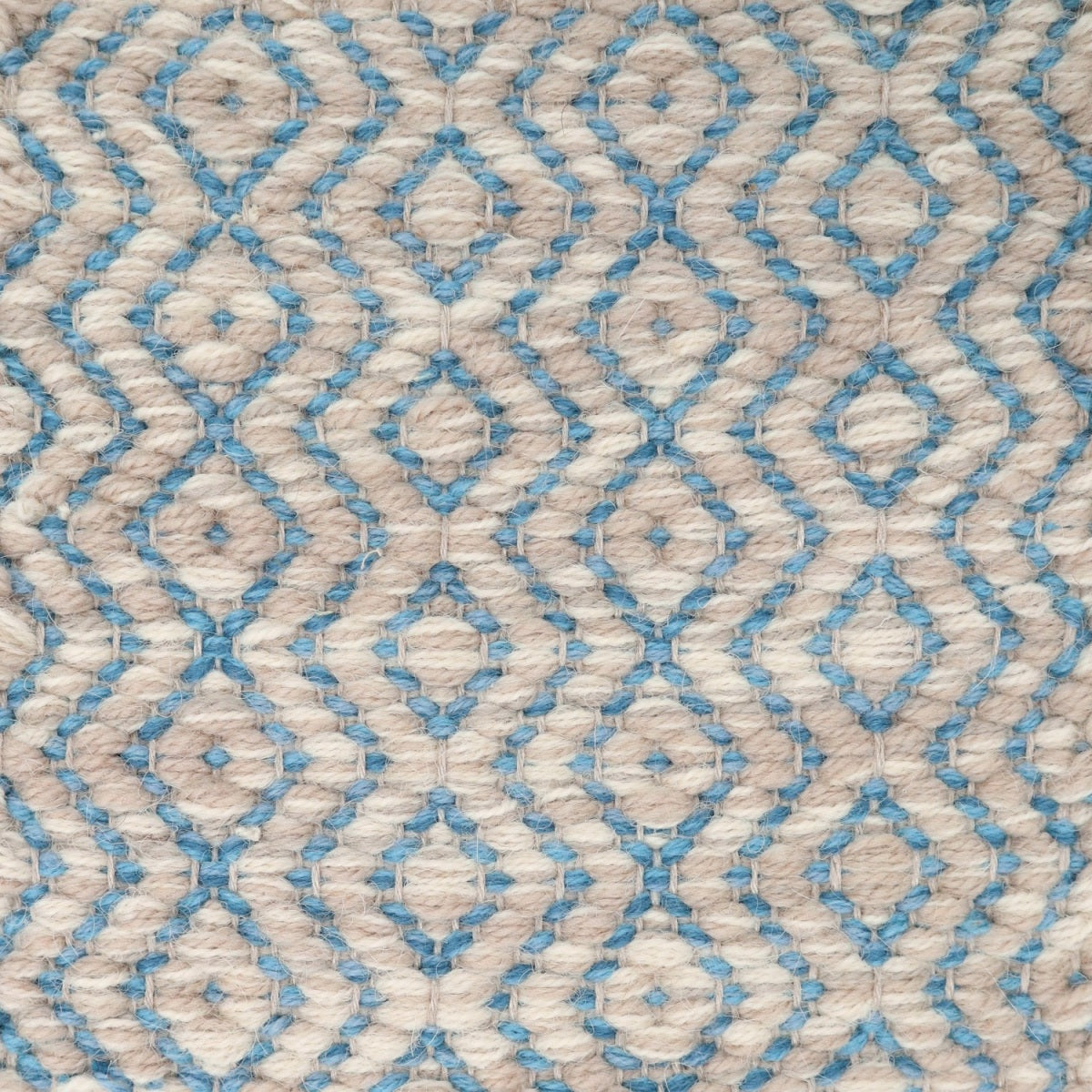 <p>Round Damond Twill, main beige mix 06, CH1207, inside light blue mix 5010, 5017, 5021 on the natural yarn</p>