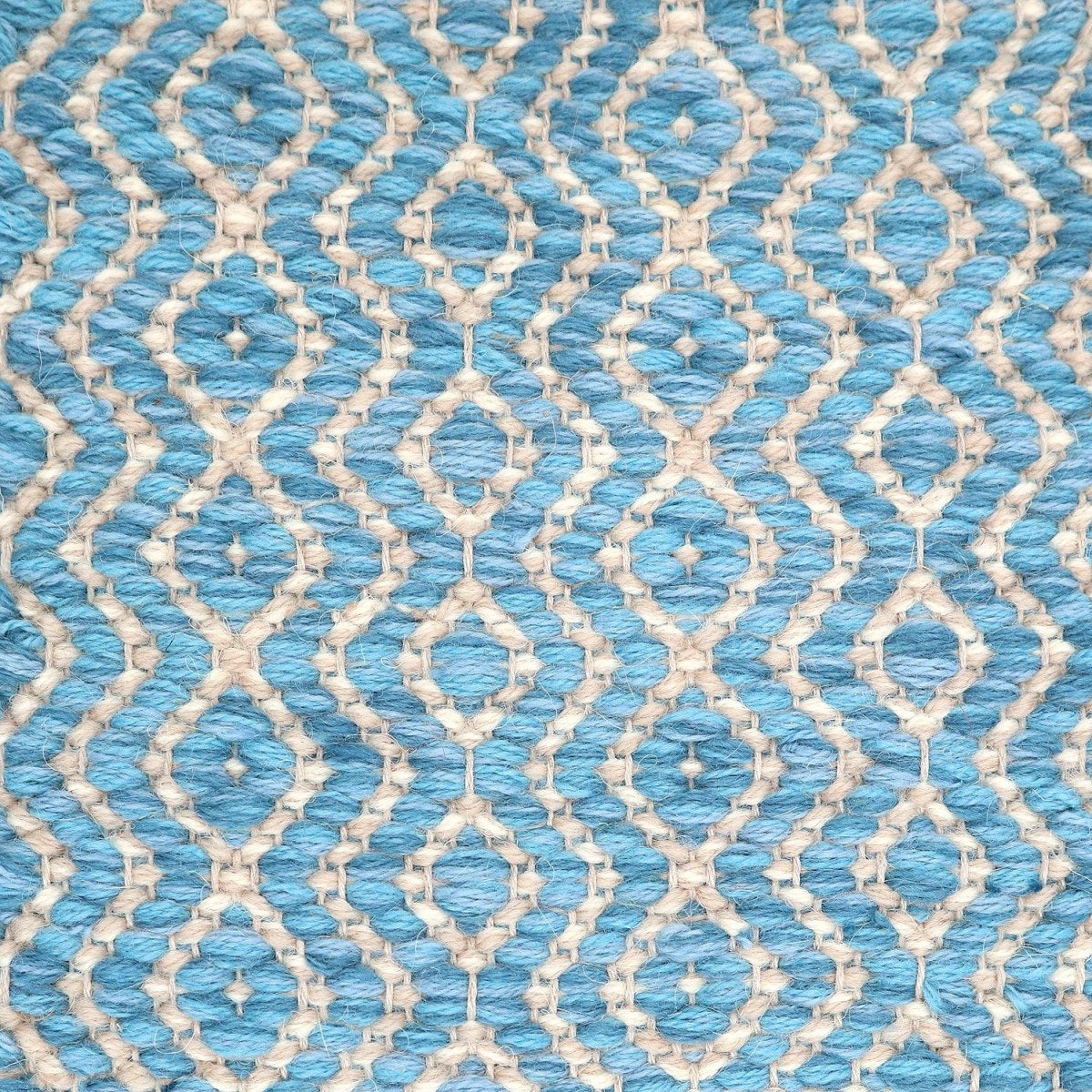 <p>Round Damond Twill, main light blue mix 5010, 5017, 5021, inside beige mix 06, CH1207 on the natural yarn</p>