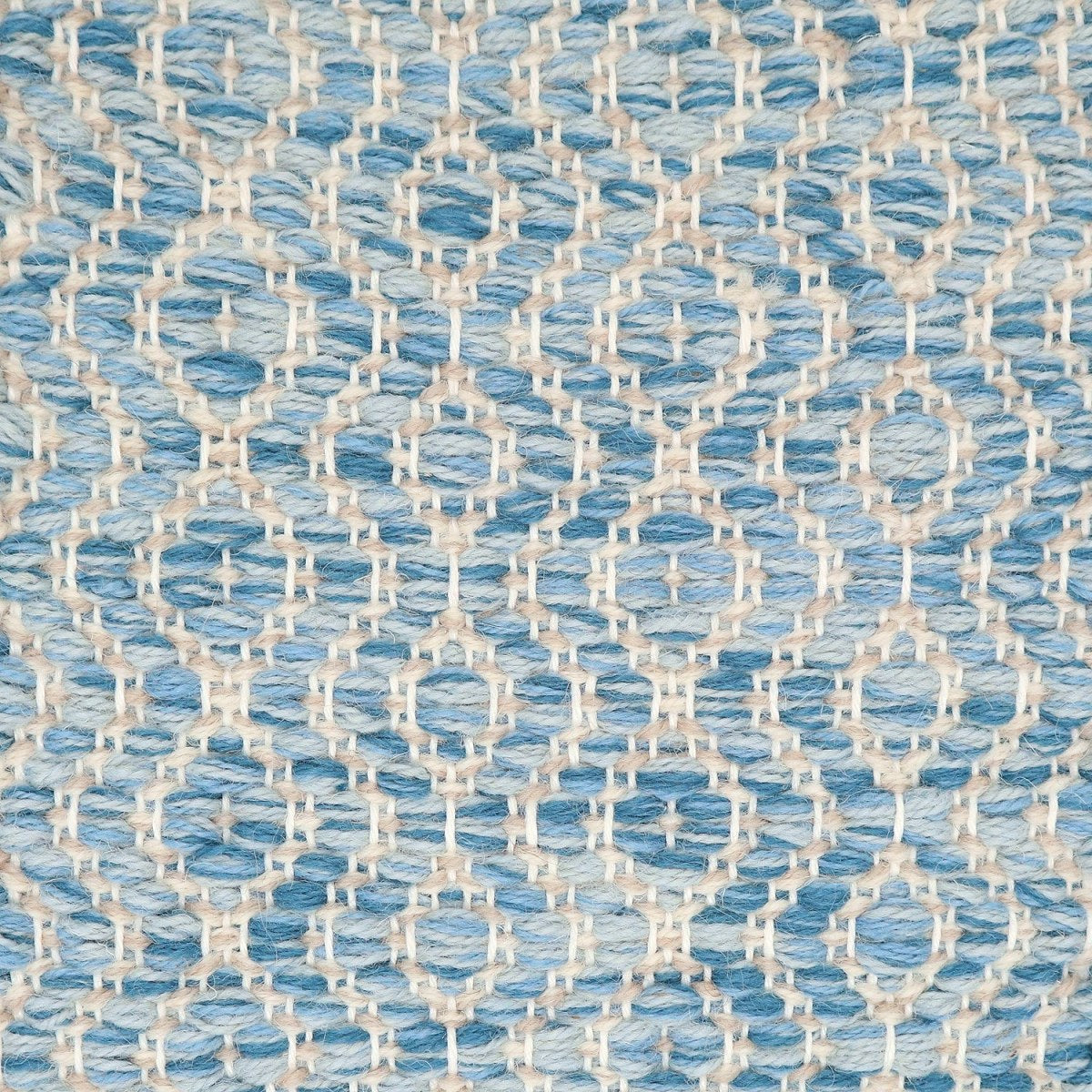 <p>Round Damond Twill, main light blue mix 5010, CH054, 5021, inside beige mix 06, CH1207 on the white yarn</p>