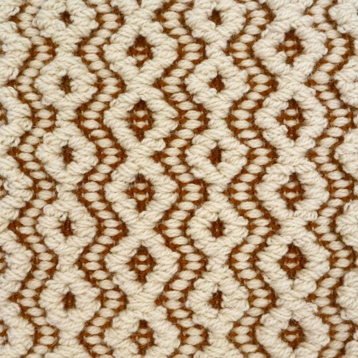 <p>Round Diamond Twill in Bouclé, main bouclé in cream 06, inside terracotta CH018 on the natural yarn</p>