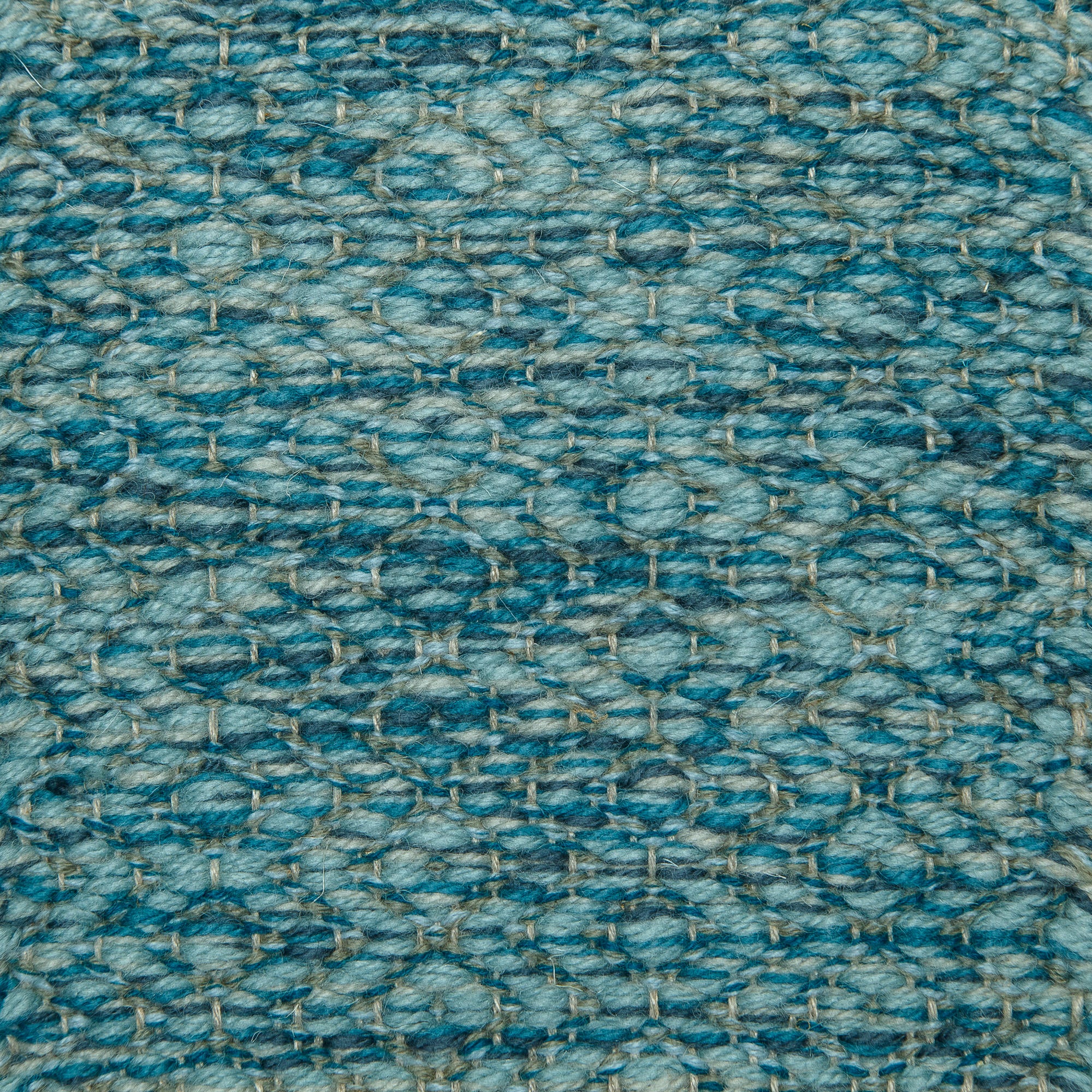<p>Round Diamond Twill, main CH4360, CH4400, CH050, CH3424, inside 1025, 5012, 5008 on the natural yarn</p>