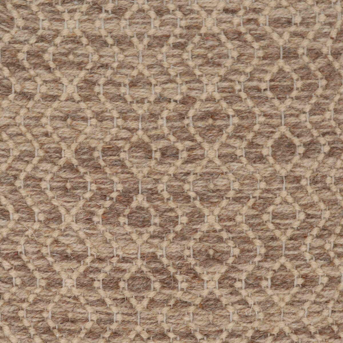 <p>Round Diamond Twill, main beige mix 02, 03, inside cream 6039 on the natural yarn</p>