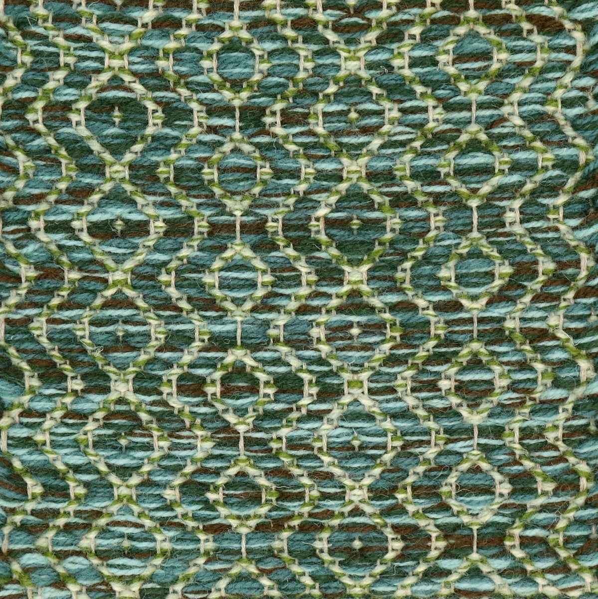 <p>Round Diamond Twill, main blue-green mix of CH4400, CH017, CH4326, CH3424, inside mix of CH033, CH015, 6023 on the natural yarn</p>