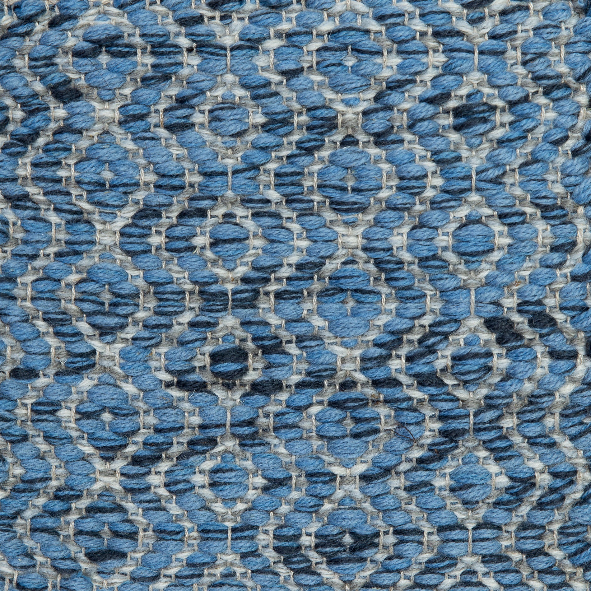 <p>Round Diamond Twill, main blue mix 5010 (50%), 5001 (25%), 504 (25%), inside mix of 1023, 1009, CH054 on the natural yarn</p>