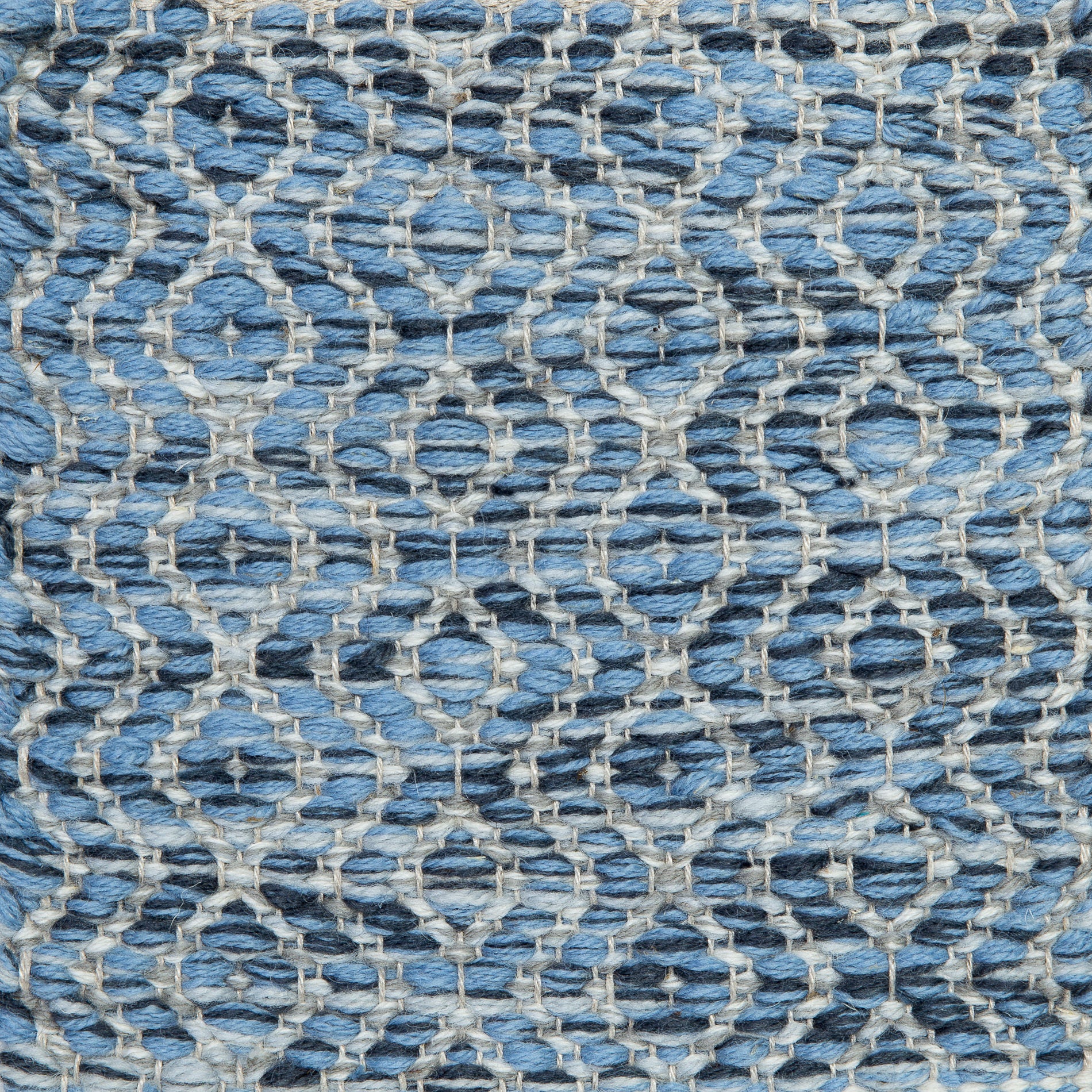 <p>Round Diamond Twill, main blue mix 5010 (50%), CH054 (25%), 504 (25%), inside grey mix 1023, 1009, CH054 on the natural yarn</p>