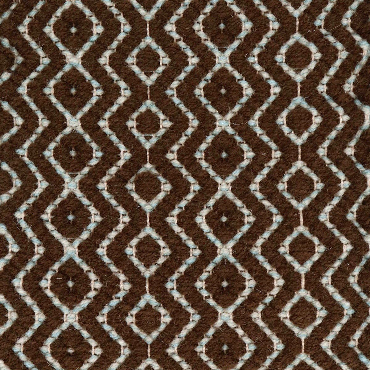 <p>Round Diamond Twill, main brown CH4326, inside light blue CH033, CH4400 on the natural yarn</p>