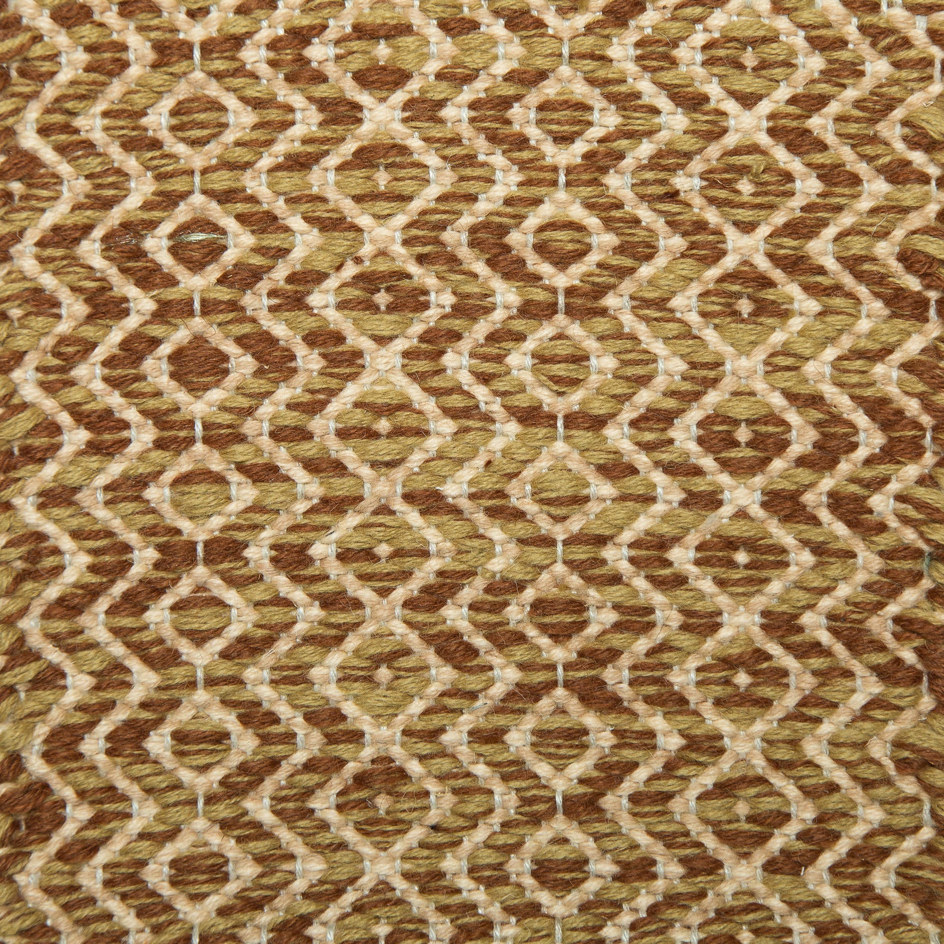 <p>Round Diamond Twill, main brown mix 6002, 6004, inside cream mix 6019, 6026 on the natural yarn</p>