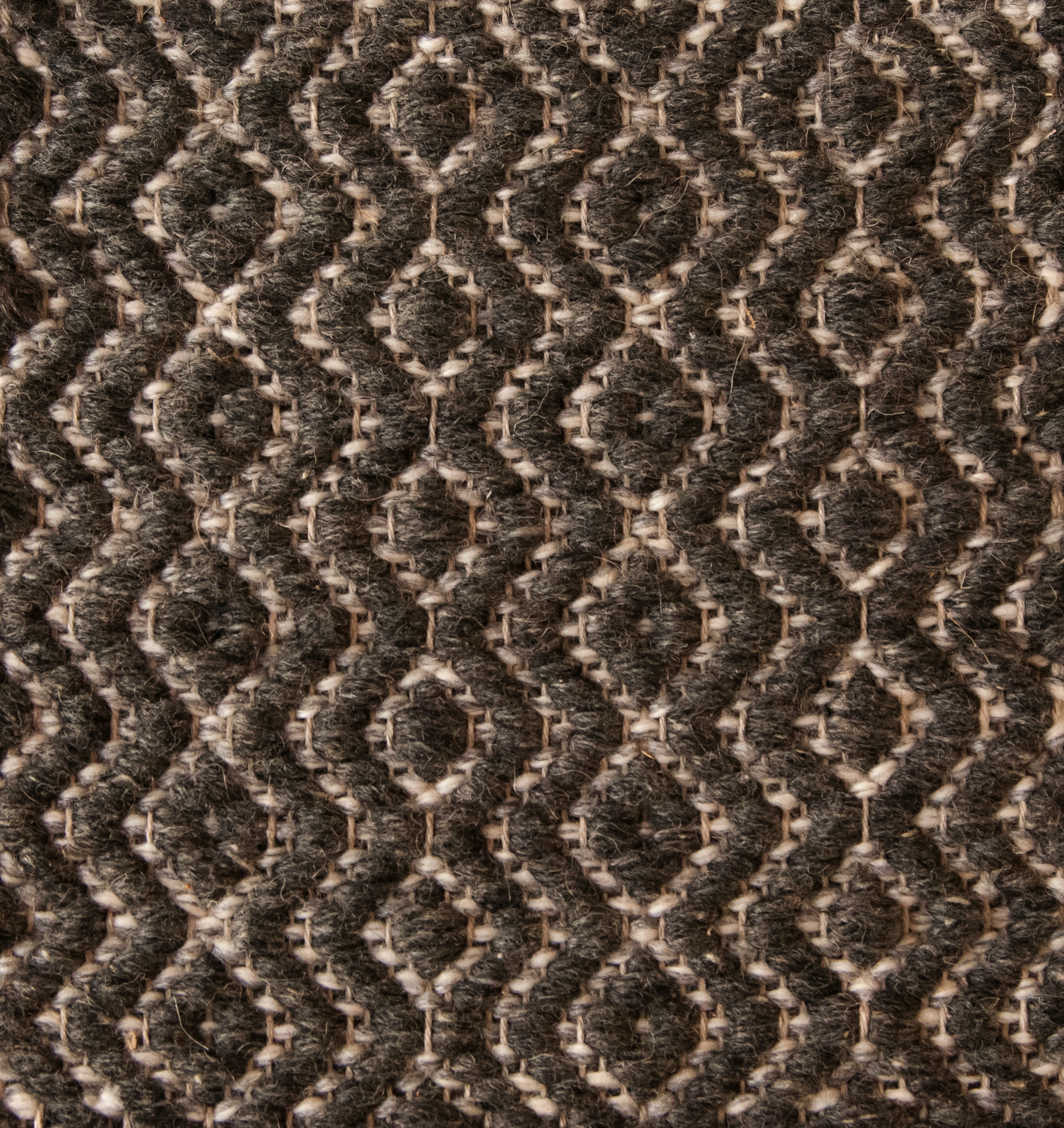 <p>Round Diamond Twill, main dark grey 05, inside mix 01, 04, 06 on the natural yarn</p>