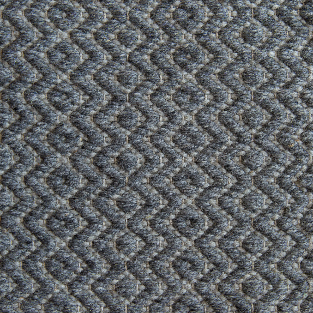 <p>Round Diamond Twill, main deep grey 08, inside light grey mix 1002, 1009 on natural yarn</p>