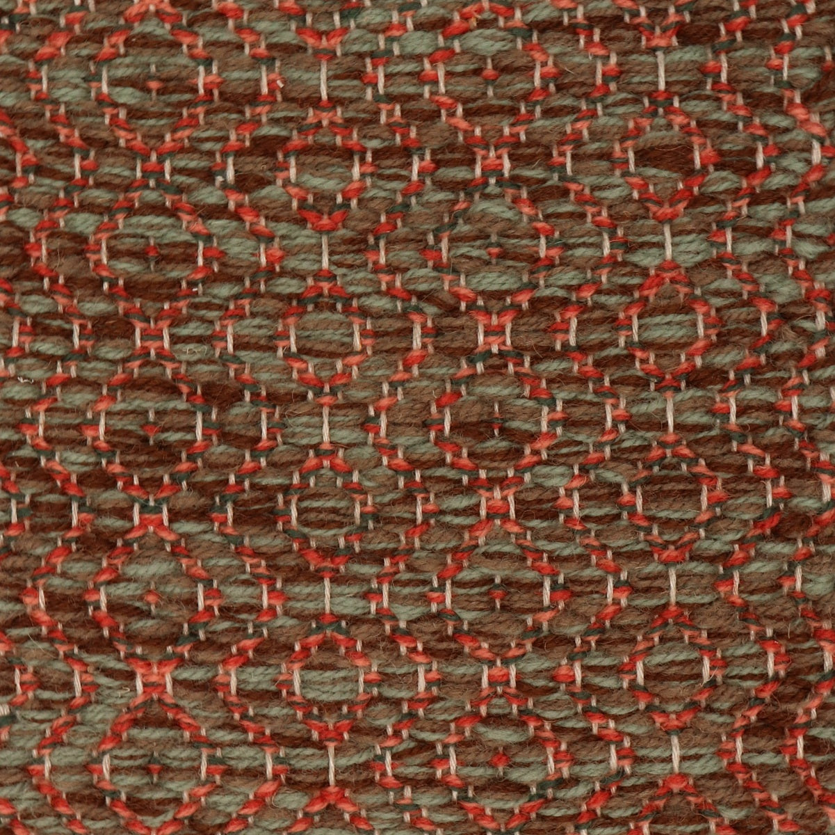 <p>Round Diamond Twill, main forest mix CH4225, 1025, 6017, inside carrot mix CH017, 8154, 8186 on the natural yarn</p>