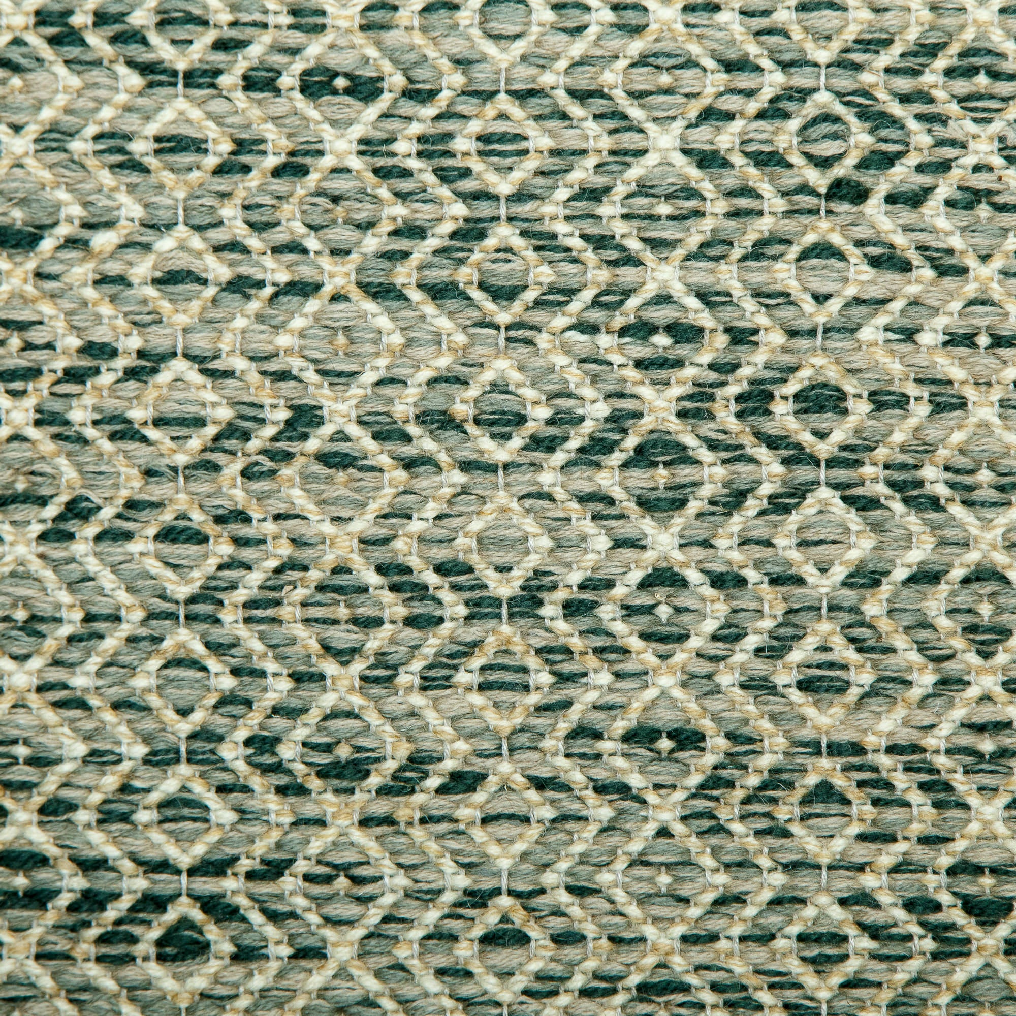 <p>Round Diamond Twill, main green mix 1025, 6014, CH017, inside beige mix 6003, CH1014 on the natural yarn</p>