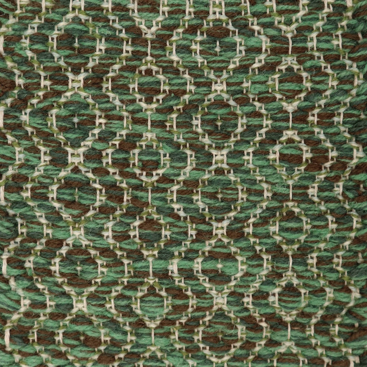 <p>Round Diamond Twill, main green mix 4006, CH017, CH4326, inside mix CH033, CH015, 6023 on the natural yarn</p>