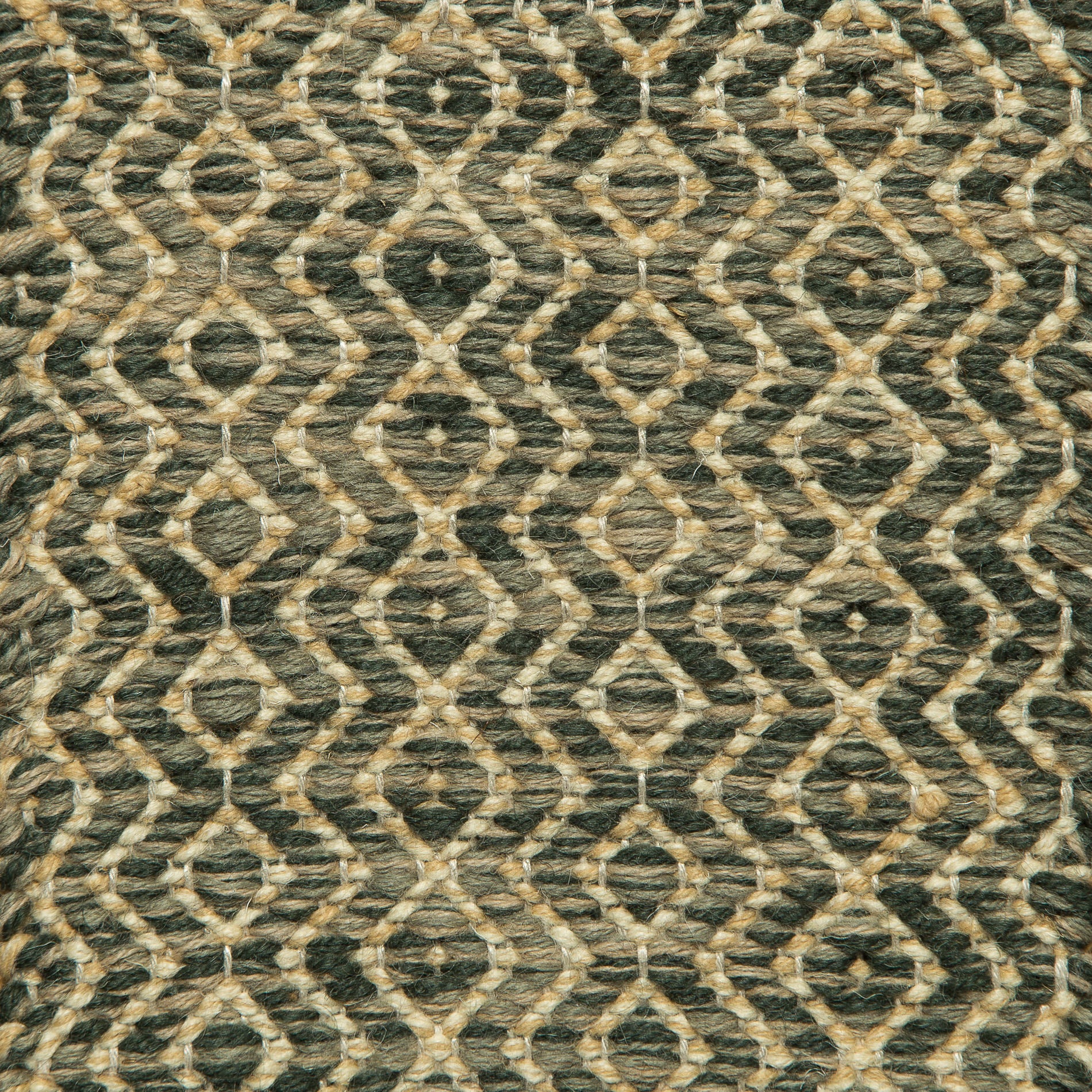 <p>Round Diamond Twill, main green mix 6014, CH017, 1025, inside beige mix 6003, CH1014 on the natural yarn</p>