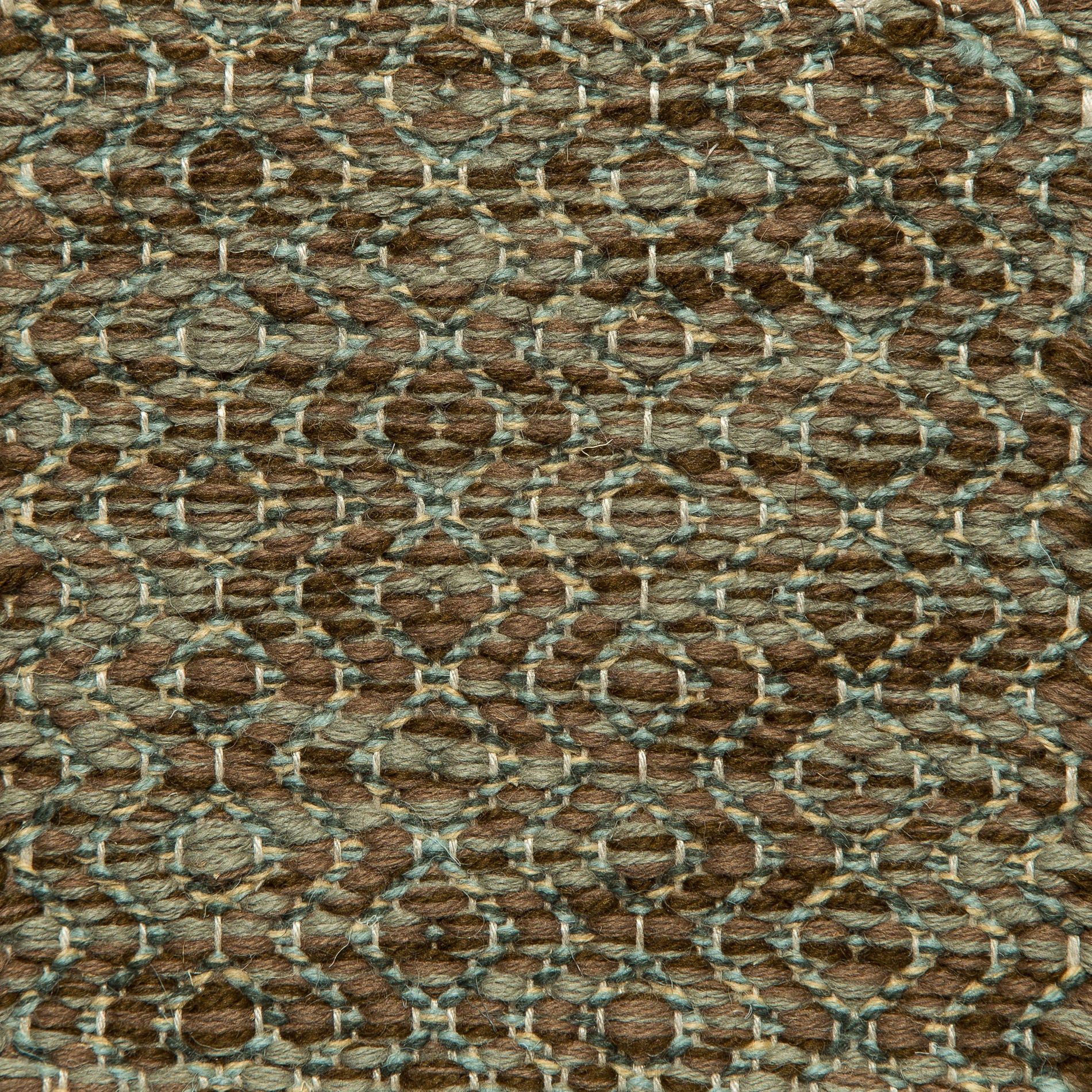<p>Round Diamond Twill, main green mix CH4225, 1025, 6017, inside mix of CH4400, CH017, 6003 on the natural yarn</p>