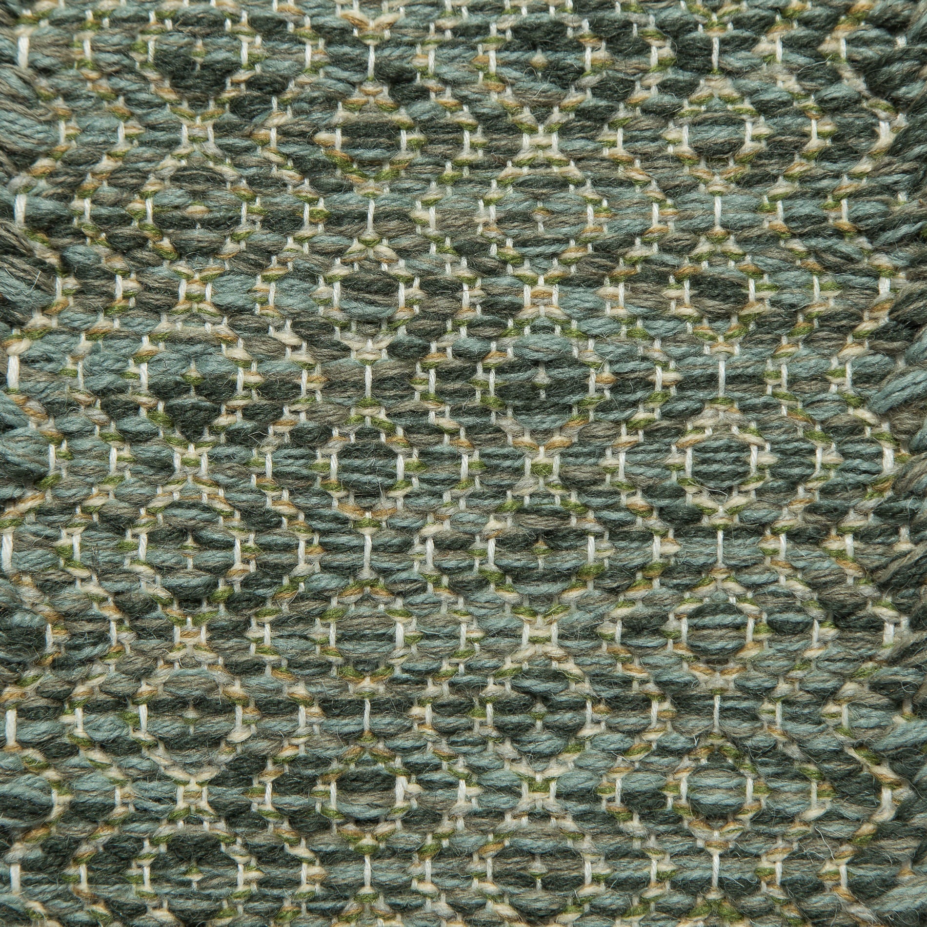 <p>Round Diamond Twill, main green mix CH4400, CH017, 1025, inside mix of CH033, CH015, CH1014, 6004 on the  white yarn</p>