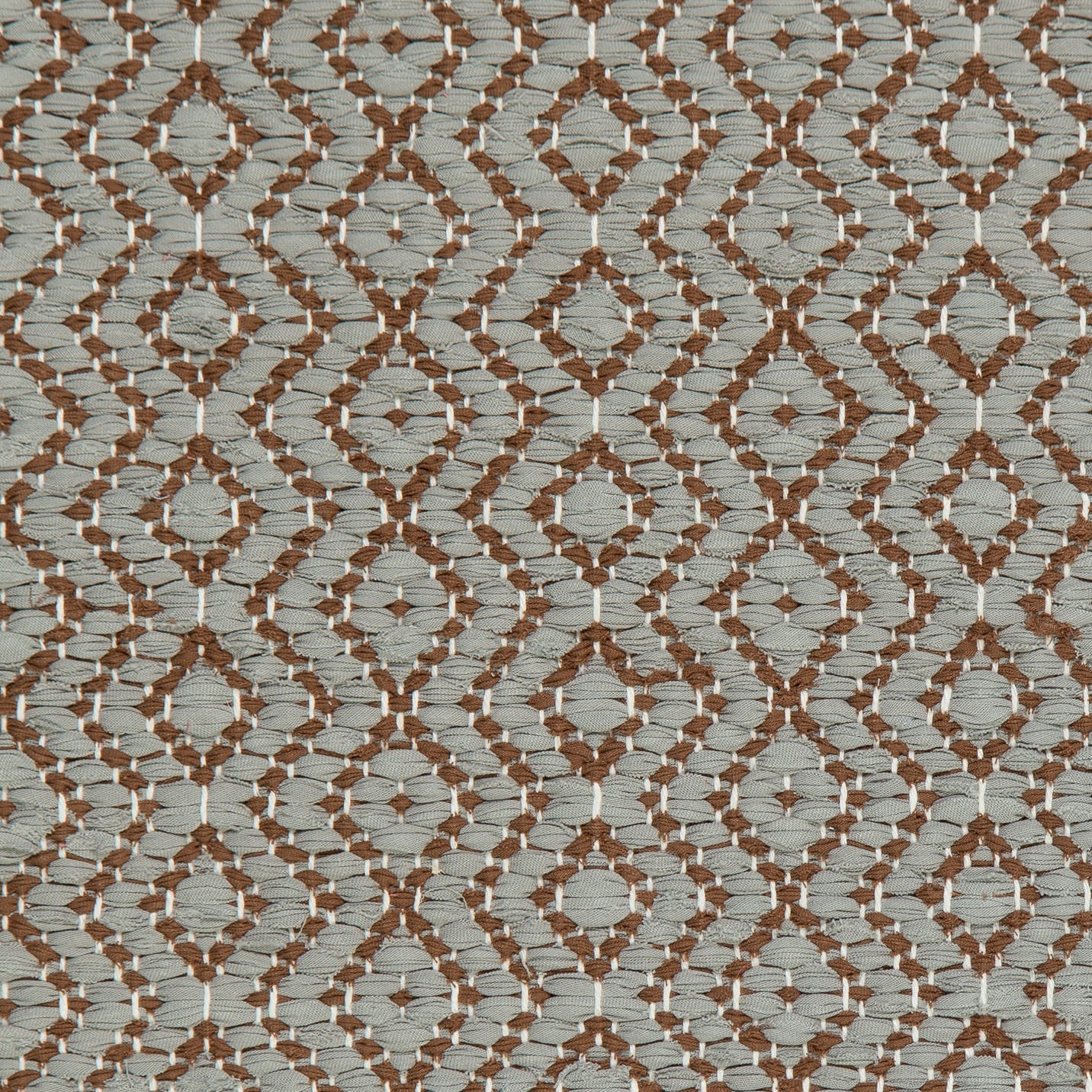 <p>Round Diamond Twill, main grey 122, inside 247 on the white yarn</p>