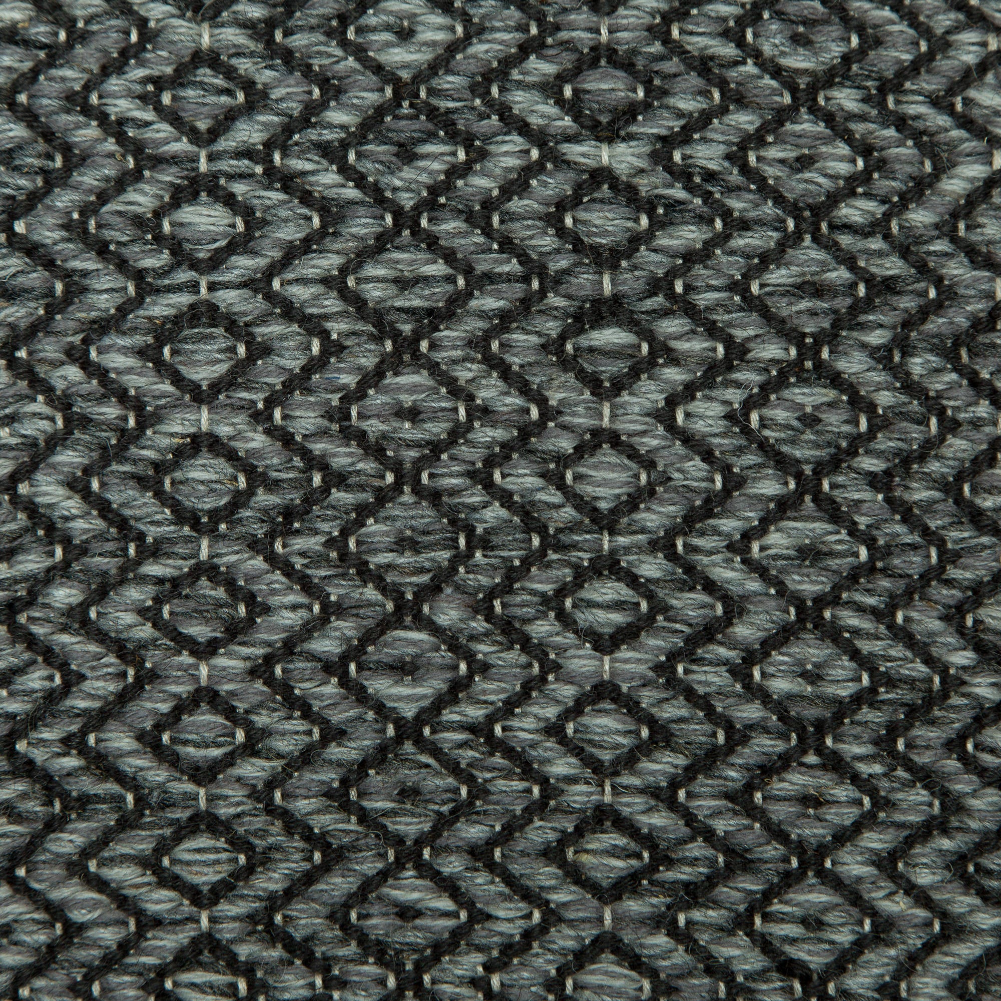 <p>Round Diamond Twill, main grey mix 1002, 1003, 04, 05, ins dark grey 6020 on the natural yarn</p>