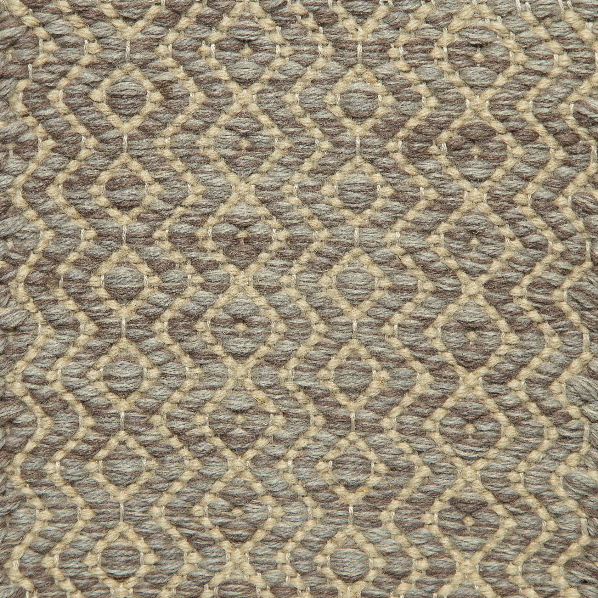<p>Round Diamond Twill, main grey mix 1002, 1009, 1021, inside beige 07 on the natural yarn</p>