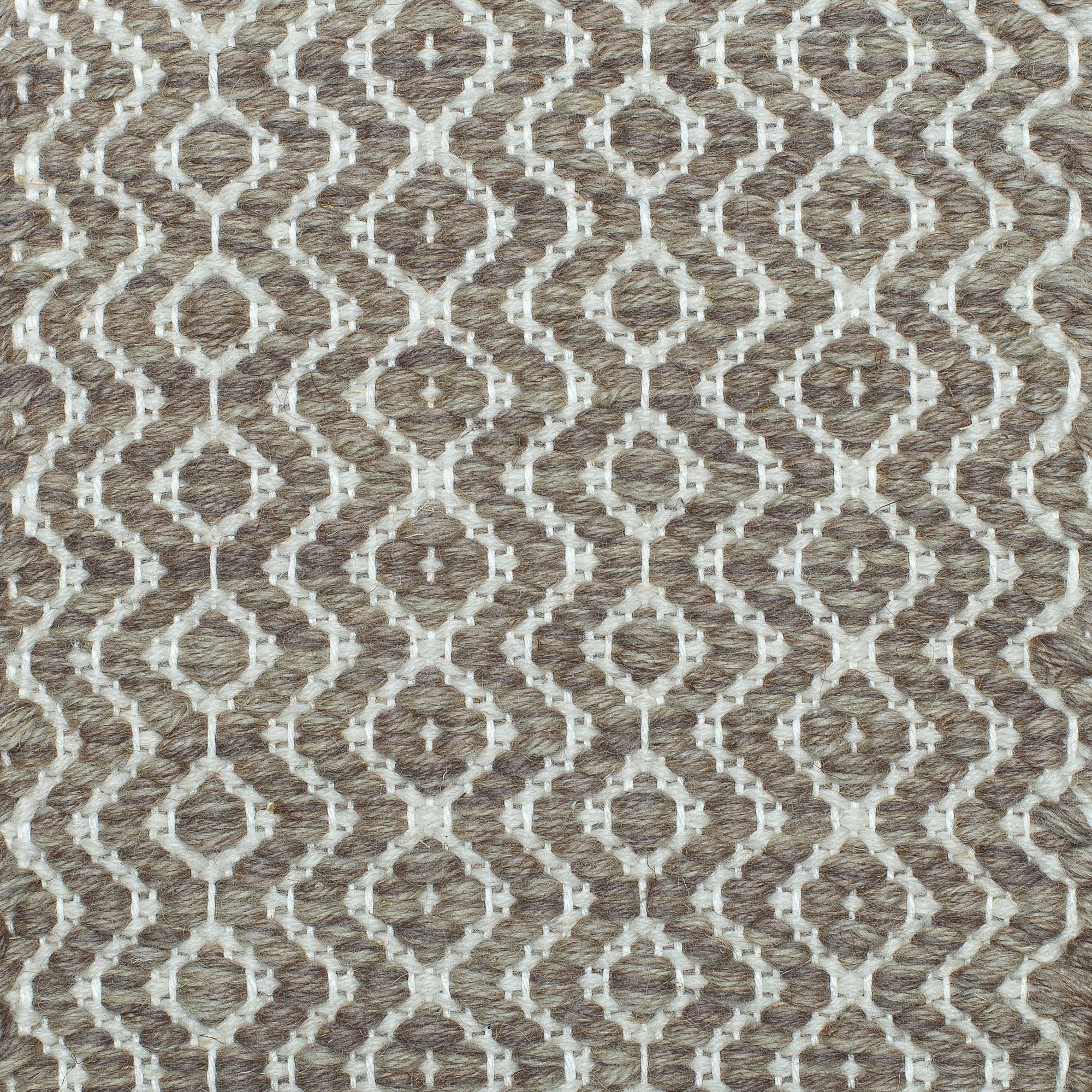 <p>Round Diamond Twill, main grey mix 1011, 1014, 1021, inside white 1023 on the natural yarn</p>
