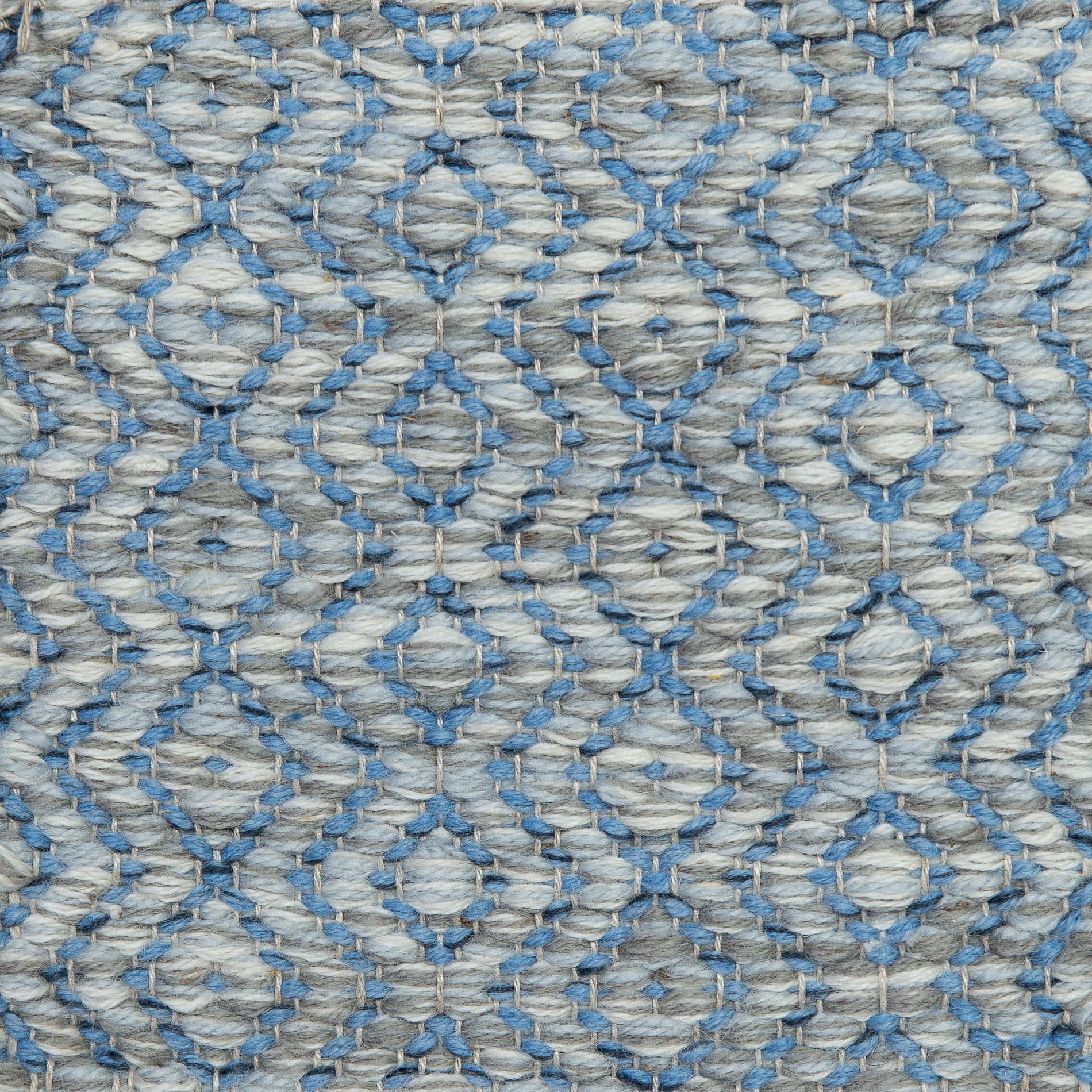 <p>Round Diamond Twill, main grey mix 1023, 1009, CH054, inside blue mix 5010 (50%), 5001 (40%), 504 (10%) on the natural yarn</p>