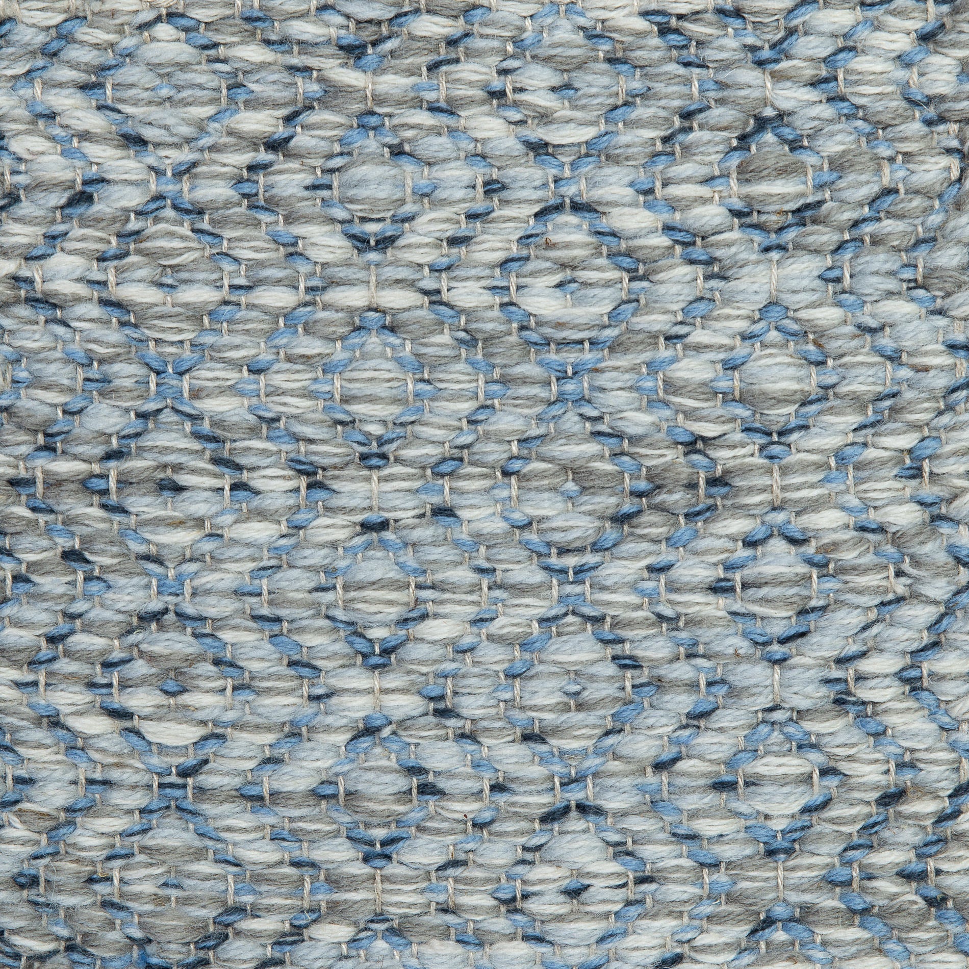 <p>Round Diamond Twill, main grey mix 1023, 1009, CH054, inside blue mix 5010 (50%), CH054 (25%), 504 (25%) on the natural yarn</p>