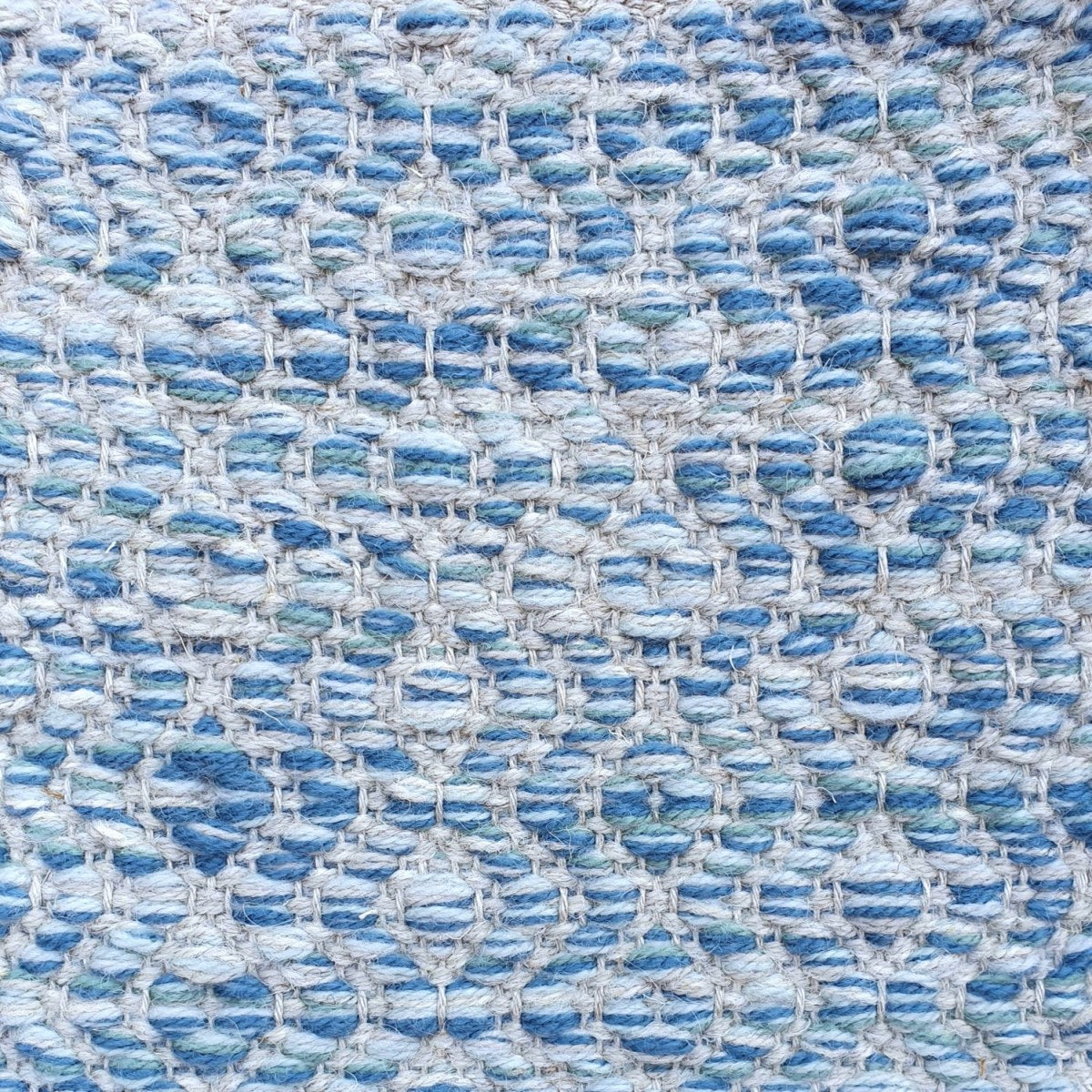 <p>Round Diamond Twill, main light blue mix 8602 (4thr), 8216, 8200 (1thr), 1002, ST1011, 12, inside beige mix 12, ST1011 on the natural yarn</p>