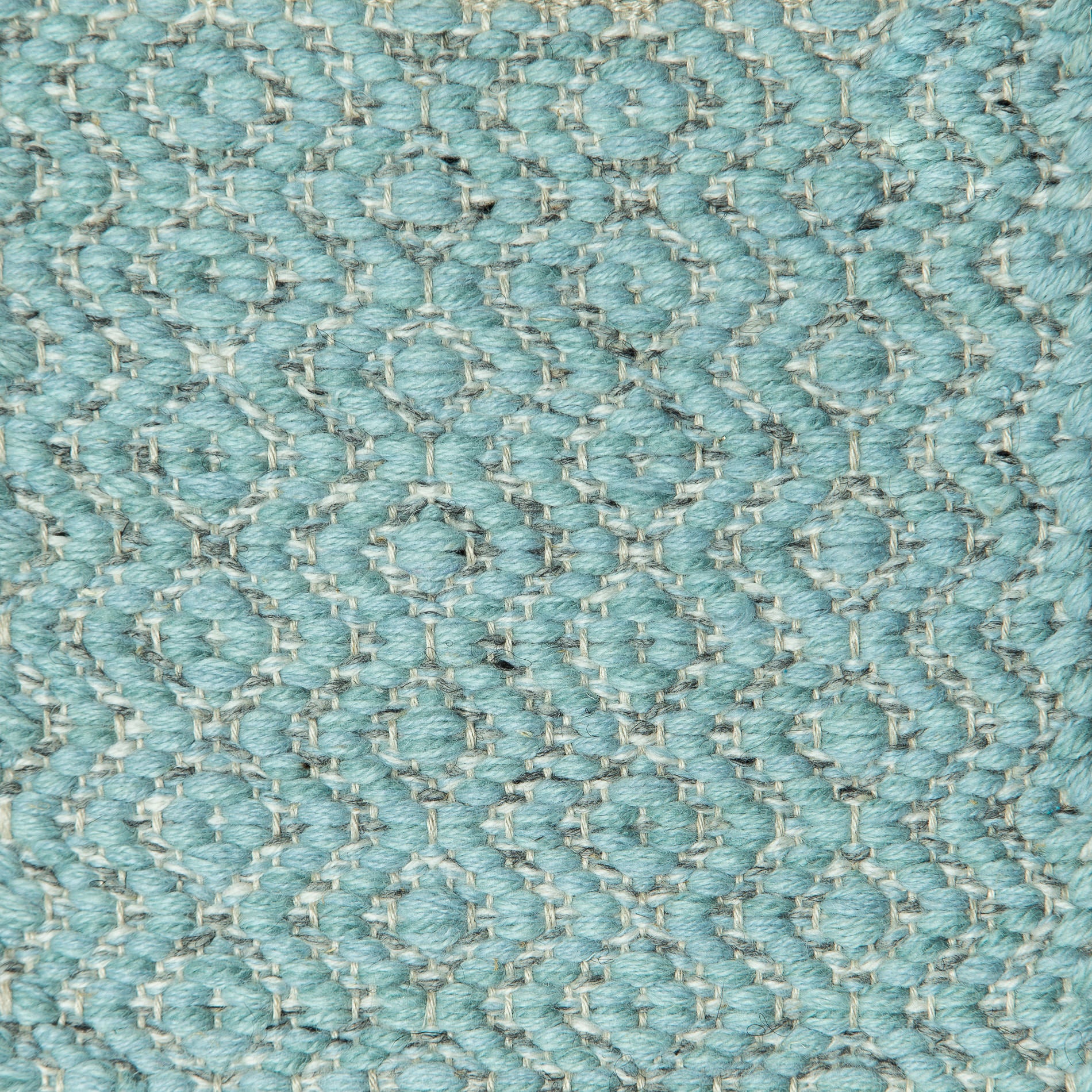 <p>Round Diamond Twill, main light blue mix CH4400, 5032, 5012, inside grey mix 01, 04, 1023, 5012 on the natural yarn</p>