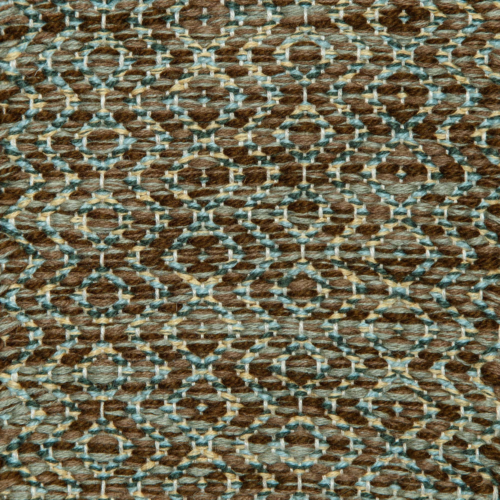 <p>Round Diamond Twill, main mix of CH4225, 1025, 6017, inside mix of CH4400, CH017, 6003 on the natural yarn</p>