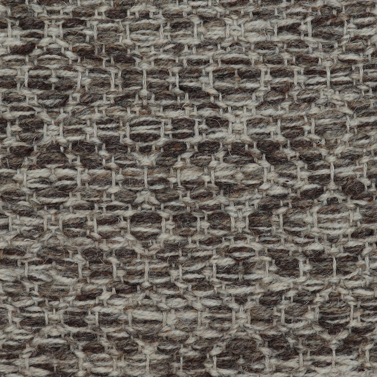 <p>Round Diamond Twill, main mix of light grey 17, 11, 12, inside mix of beige 11, 12 on the natural yarn</p>