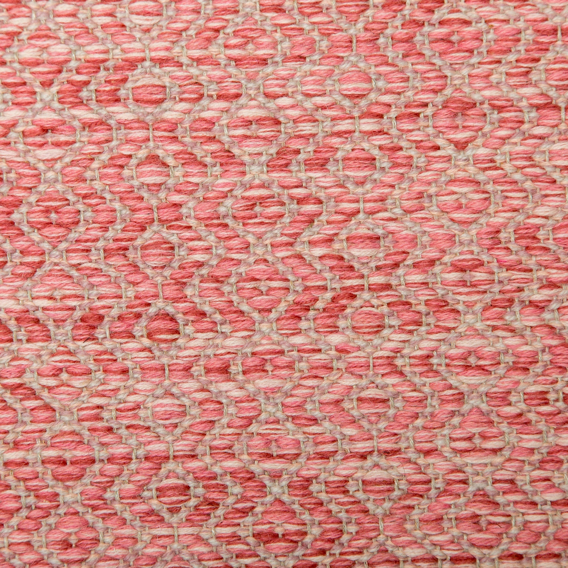 <p>Round Diamond Twill, main pink mix 3001, 3003, 3010, inside mix of 3016, CH1004, CH1212 on the natural yarn</p>