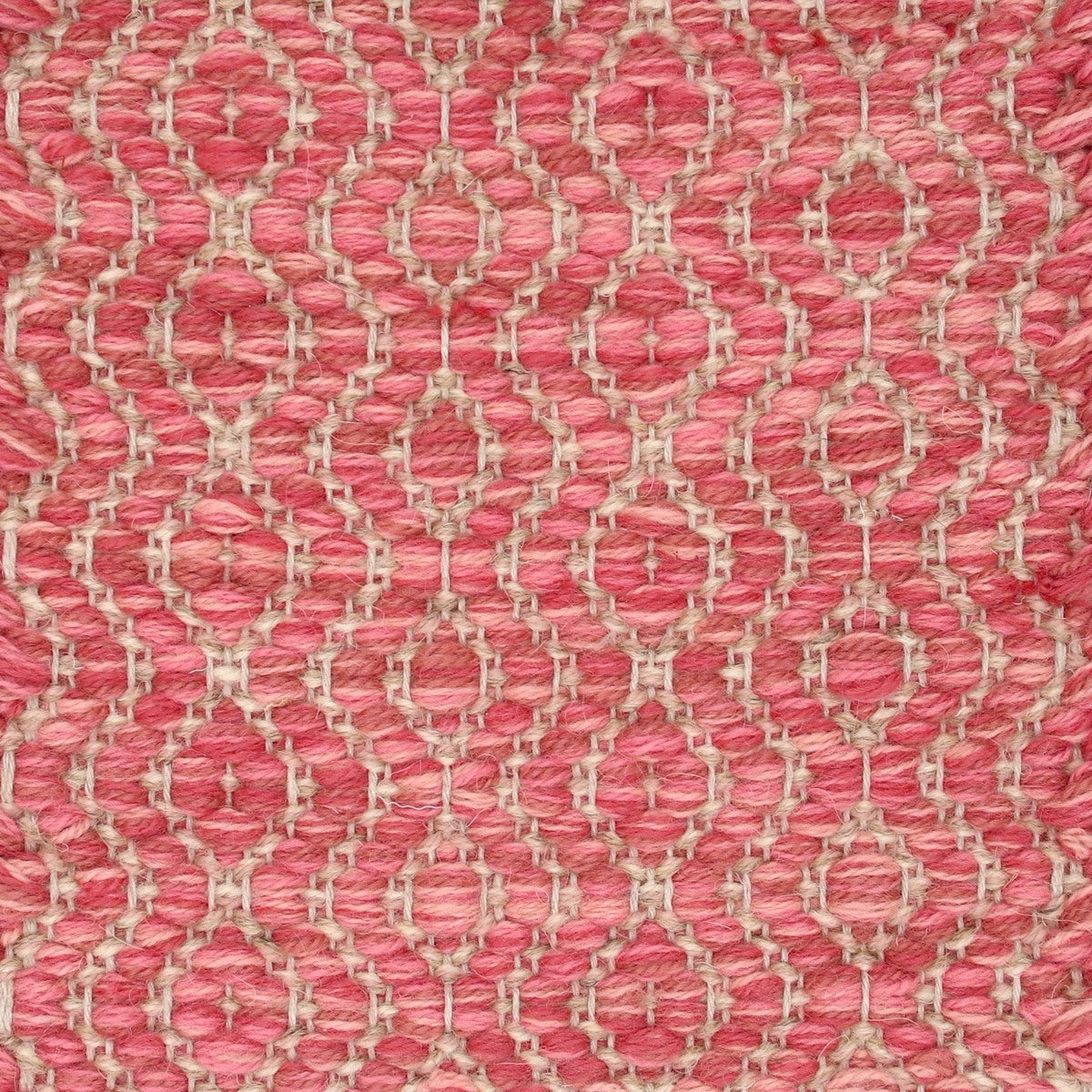 <p>Round Diamond Twill, main pink mix 8187, 3010, 3013, 3003, inside mix 03, 07, 8108 on the natural yarn</p>