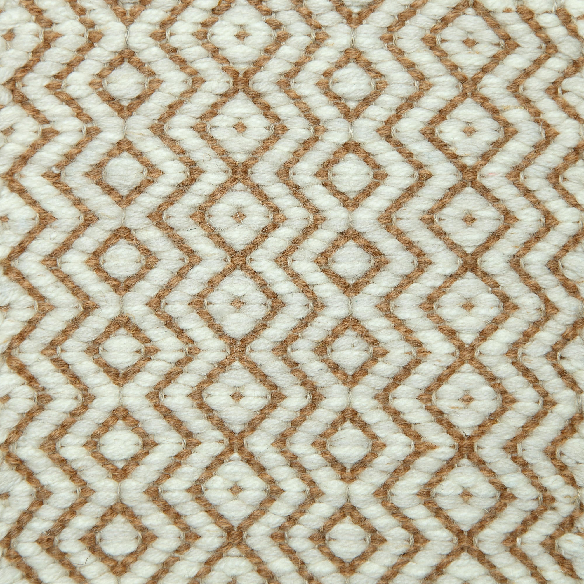 <p>Round Diamond Twill, main white mix CH044, 1023, inside brown mix 6001, 6013, 6010 on the natural yarn</p>