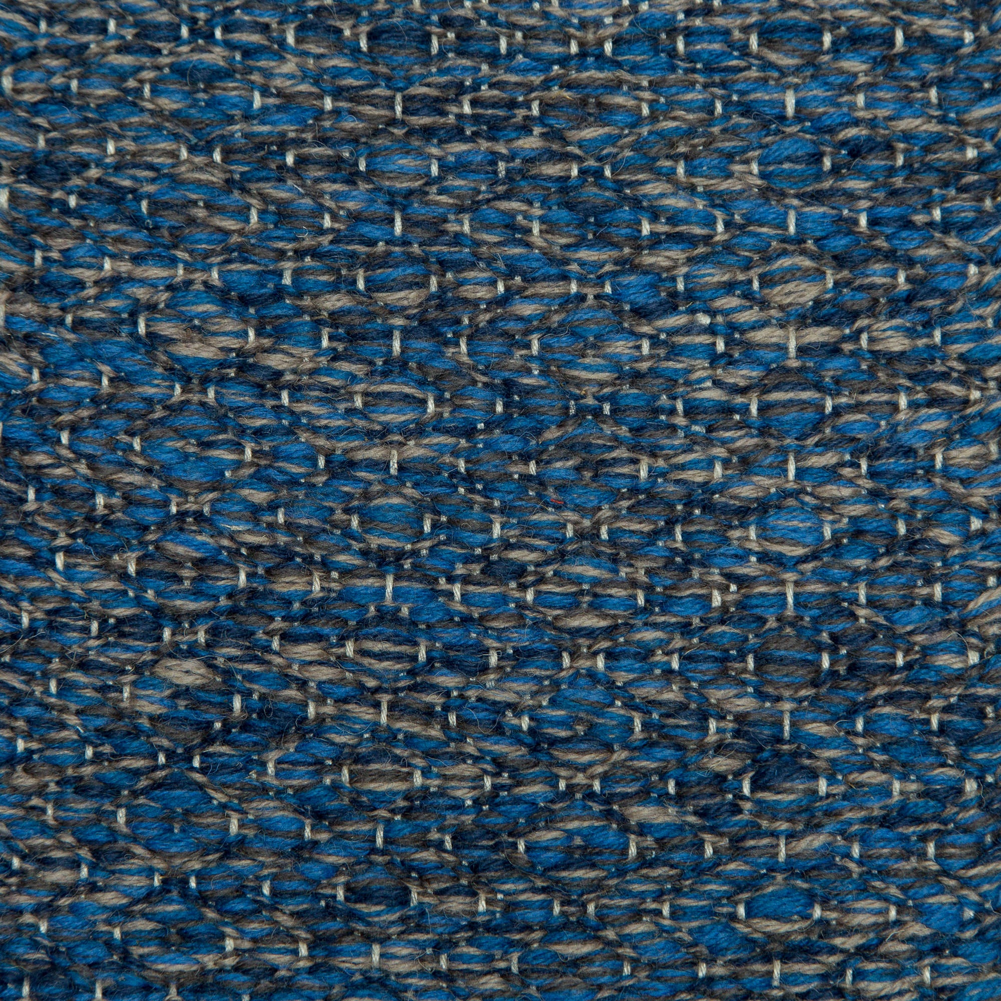 <p>Round Diamond Twill, mix of 1005, 1014, 5003, 5013, 5027 on the natural yarn</p>