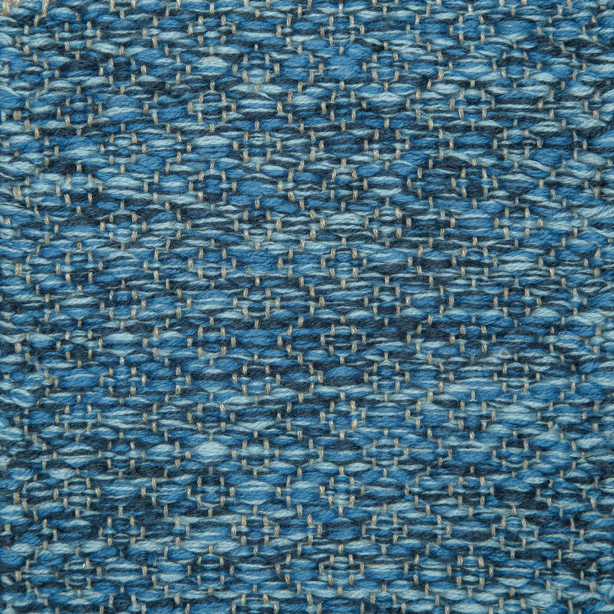 <p>Round Rosepath, blue mix 5012, 5021, 504 on the natural yarn</p>
