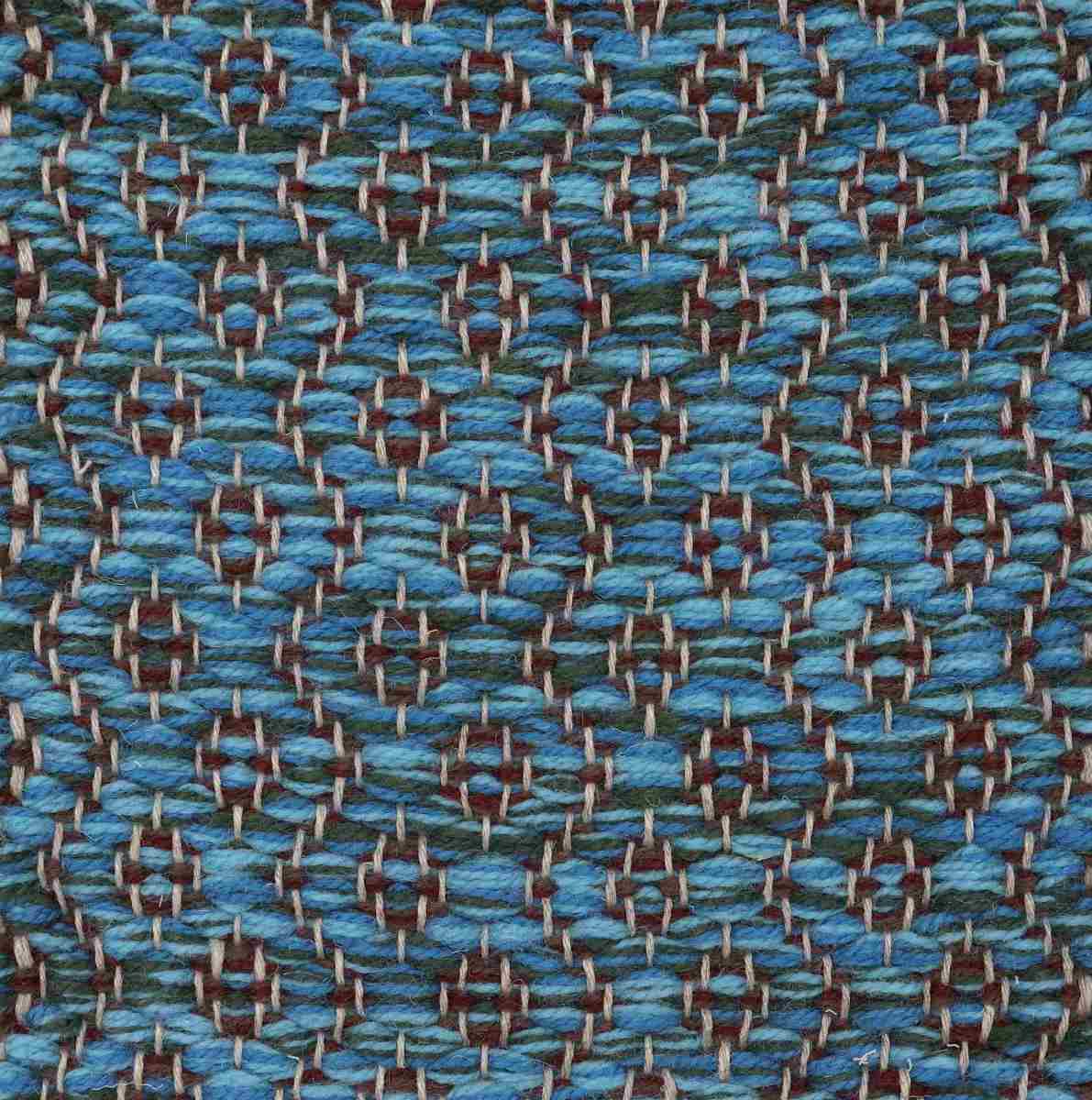 <p>Round Rosepath, main 5017, 5003, CH017 inside 6005, CH5226 on the natural yarn</p>