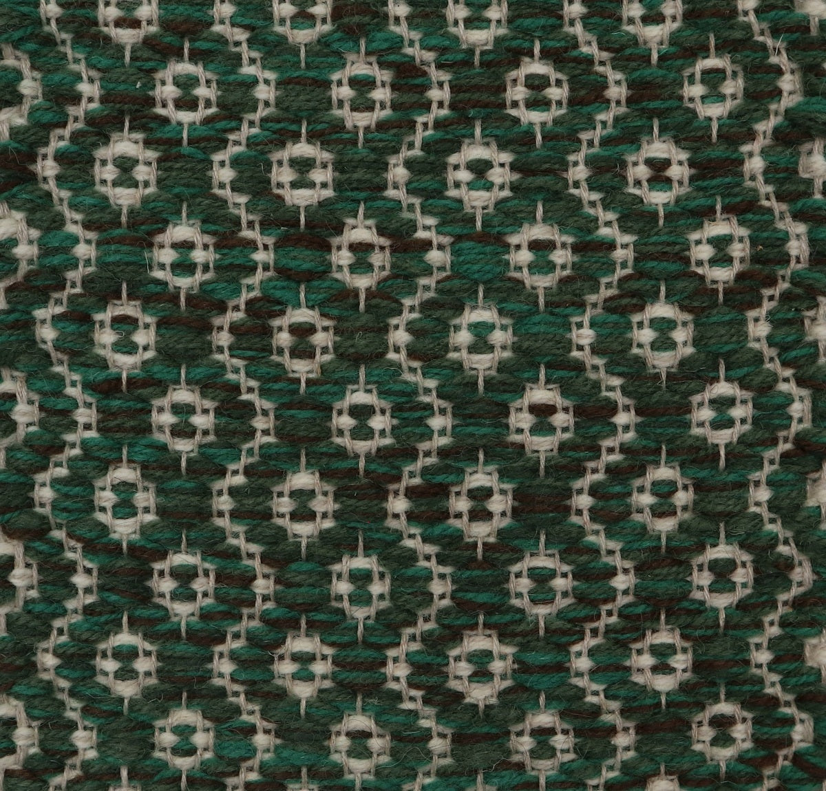 <p>Round Rosepath, main CH017, 4011, 4008, CH4326 inside 06, CH1207 on the natural yarn</p>