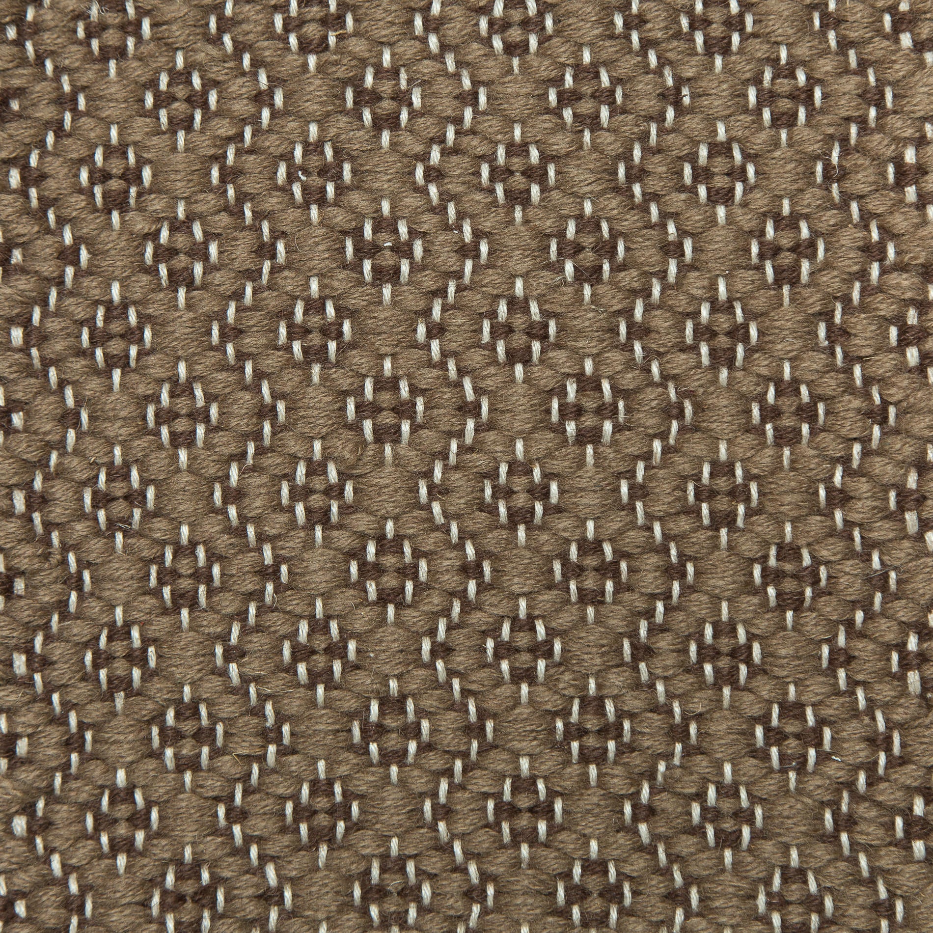 <p>Round Rosepath, main brown 6017, inside dark brown 6005 on the natural yarn</p>