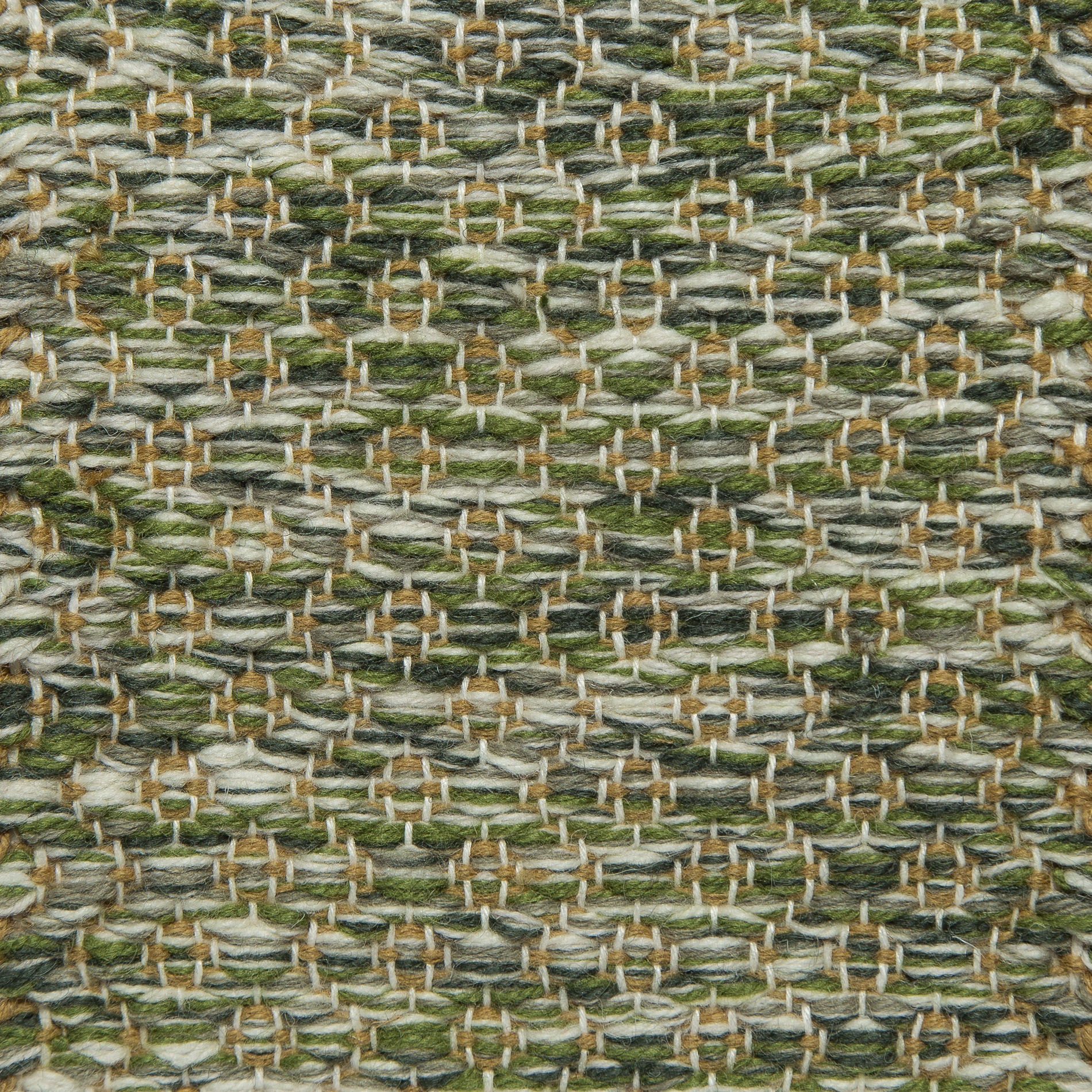 <p>Round Rosepath, main green mix 1025, 1023, CH044, CH017, CH015, inside mustard 6004 on the white yarn</p>
